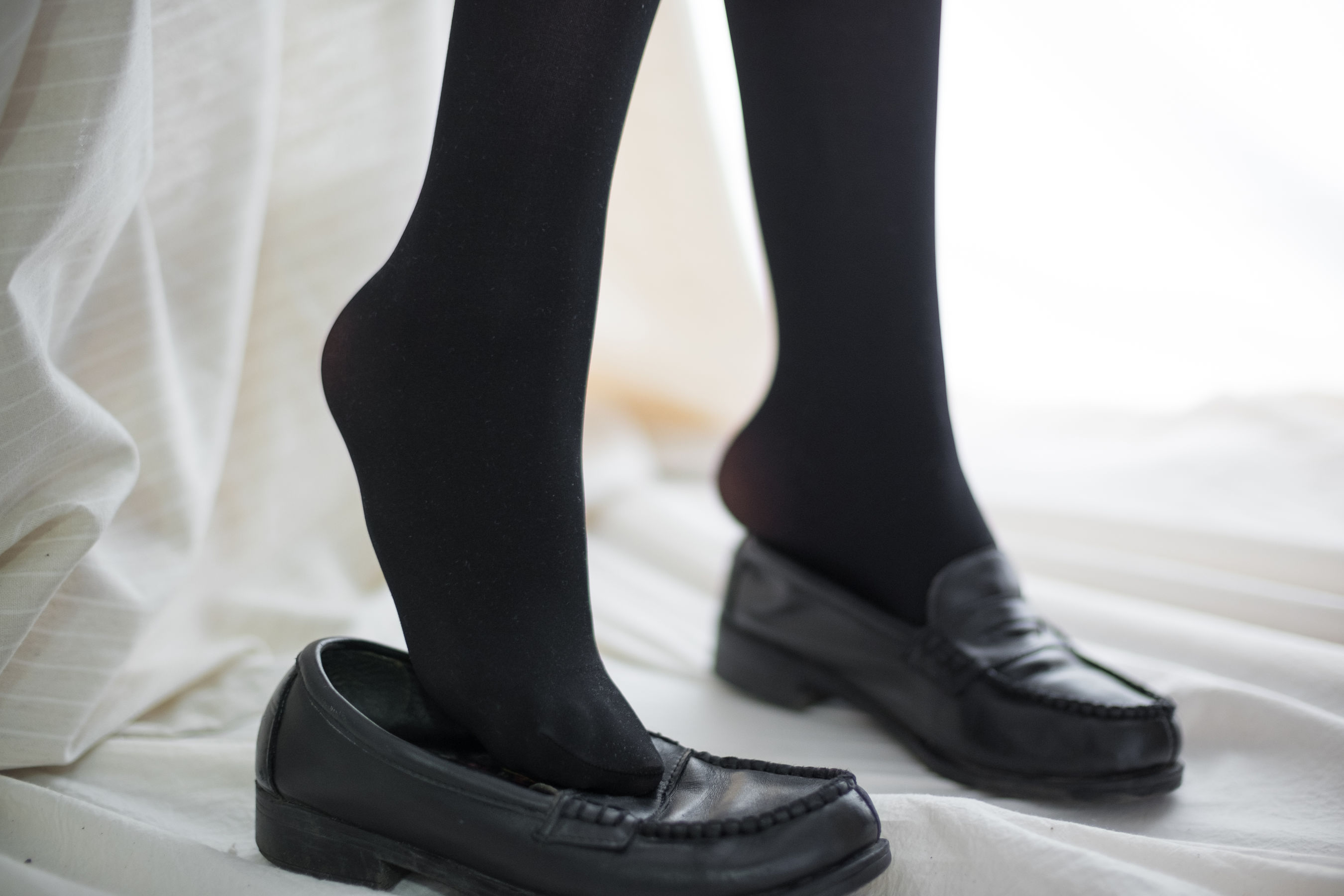 Mori Consortium R15-008 Black Sisters playing mobile phones