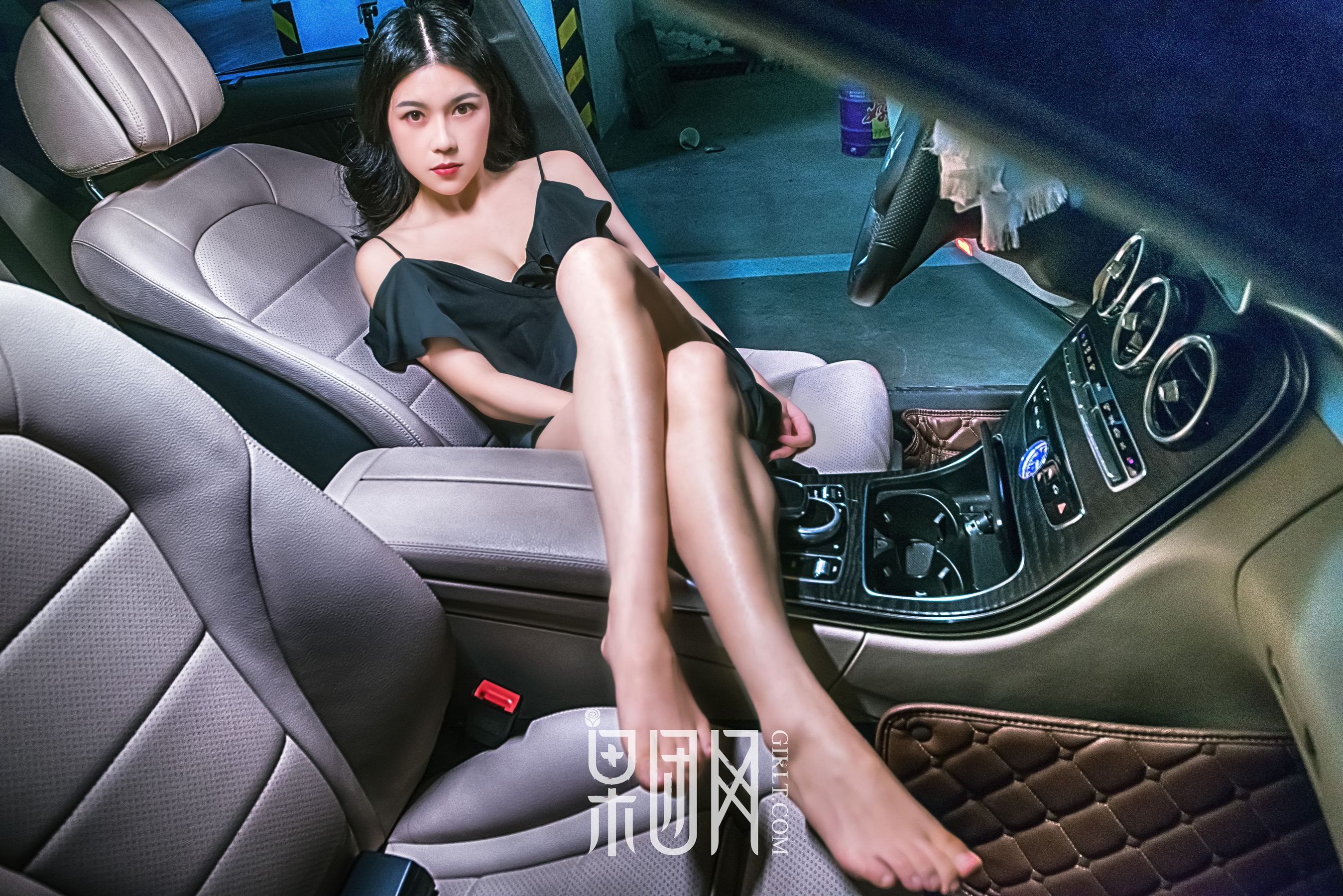 Weiwei Beauty VS luxury car, which one do you choose Fruit Group Girlt No. 107