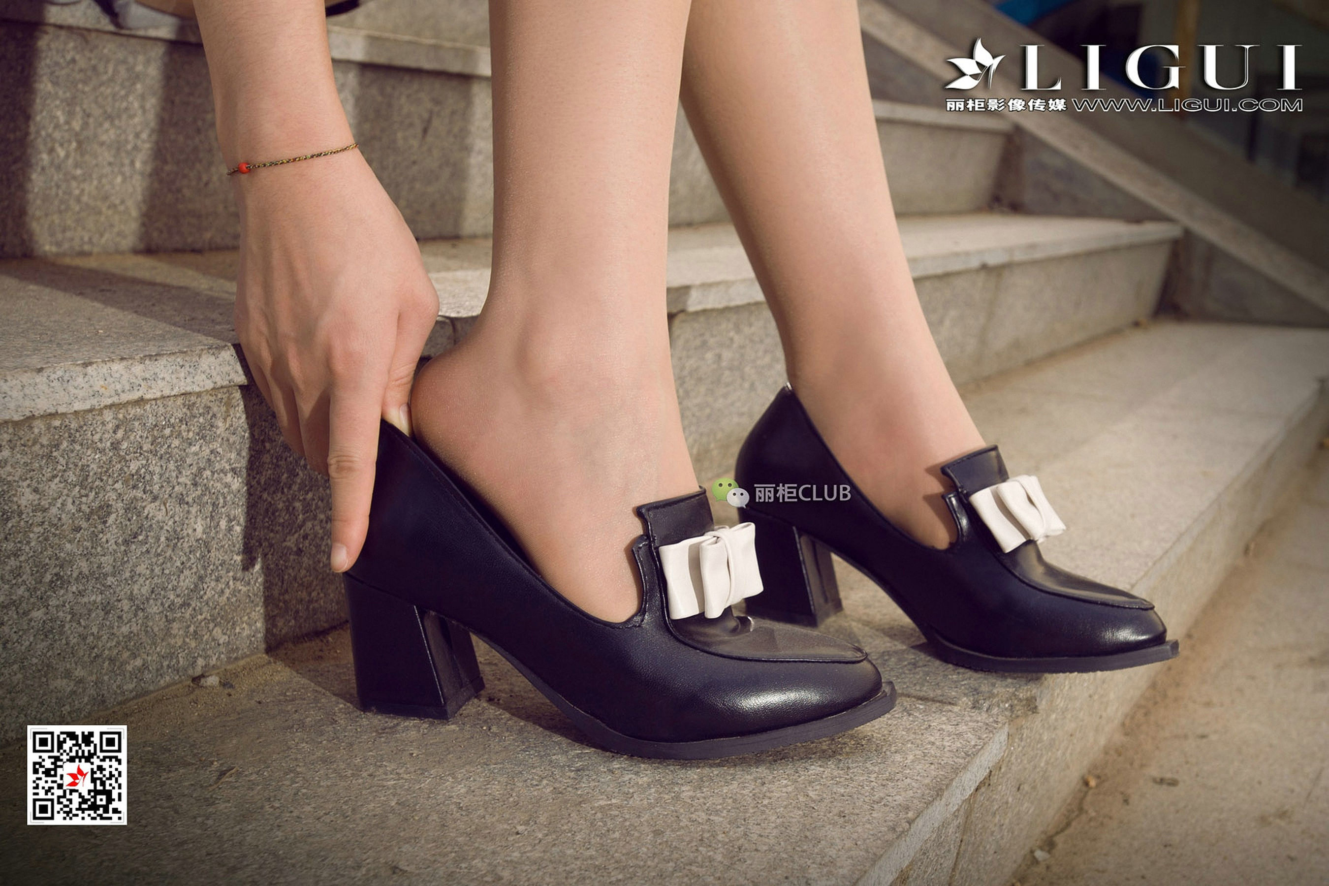 Model Yuner's Dress on the Street Shooting Beautiful Leg Foot Li Cabinel LIGUI