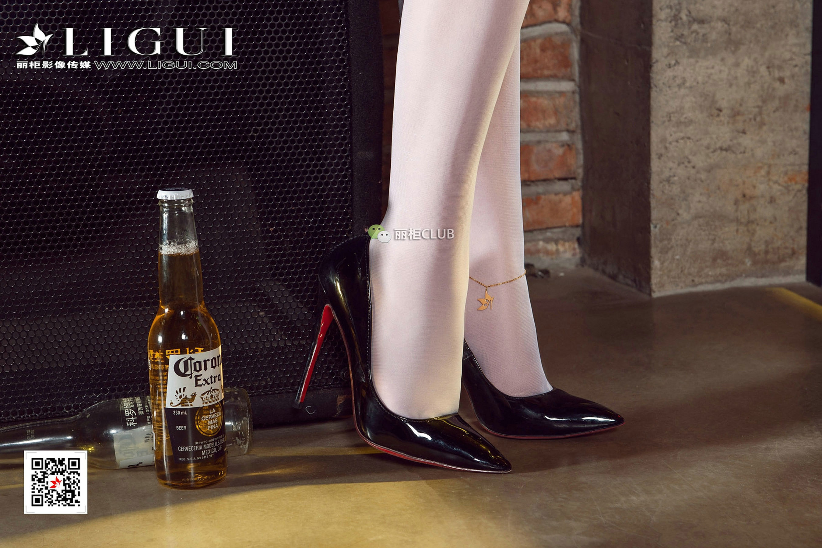 Model Ran White Silk Beautiful Legs Foot Ligui