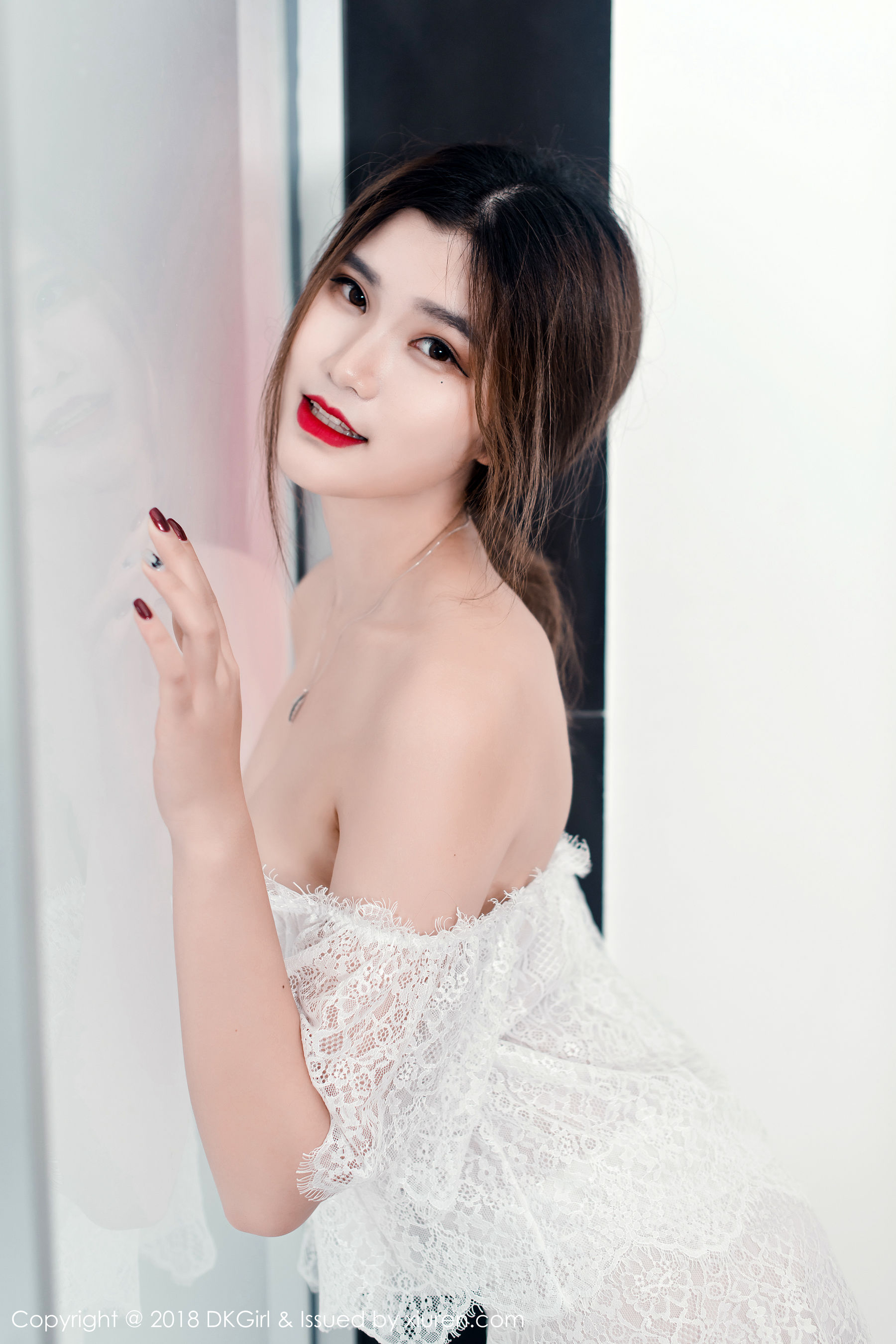 Tingting Tingting Beautiful Milk Beautiful H butto Beautiful Legs Charm Temptation Royal Girl DKGIRL VOL.062