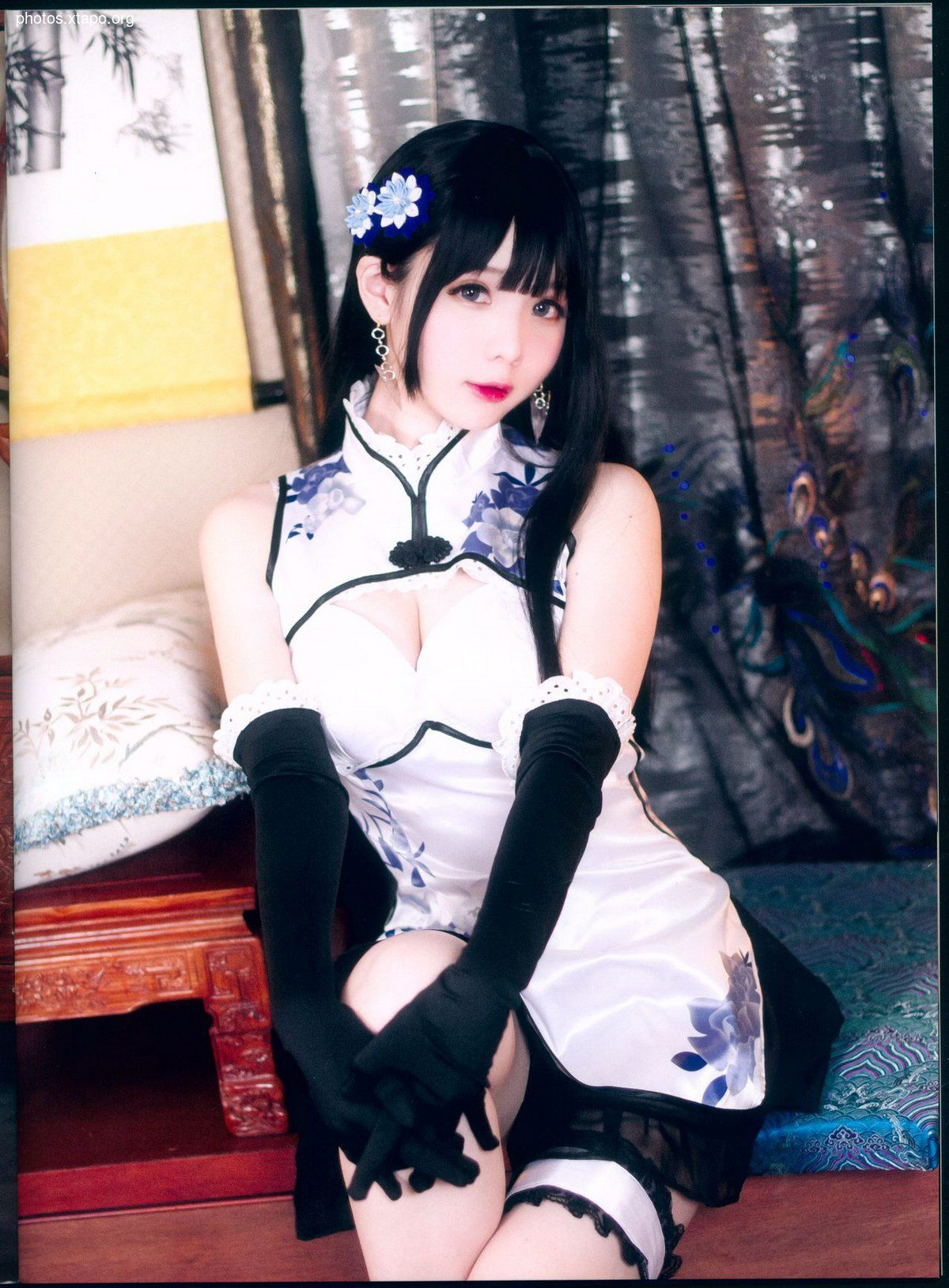 Weibo girl paper frosty month shimo fantasy Jin Pingmei theme private house sexy white cheongsam half -sneaky white tender legs seductive photo 26p