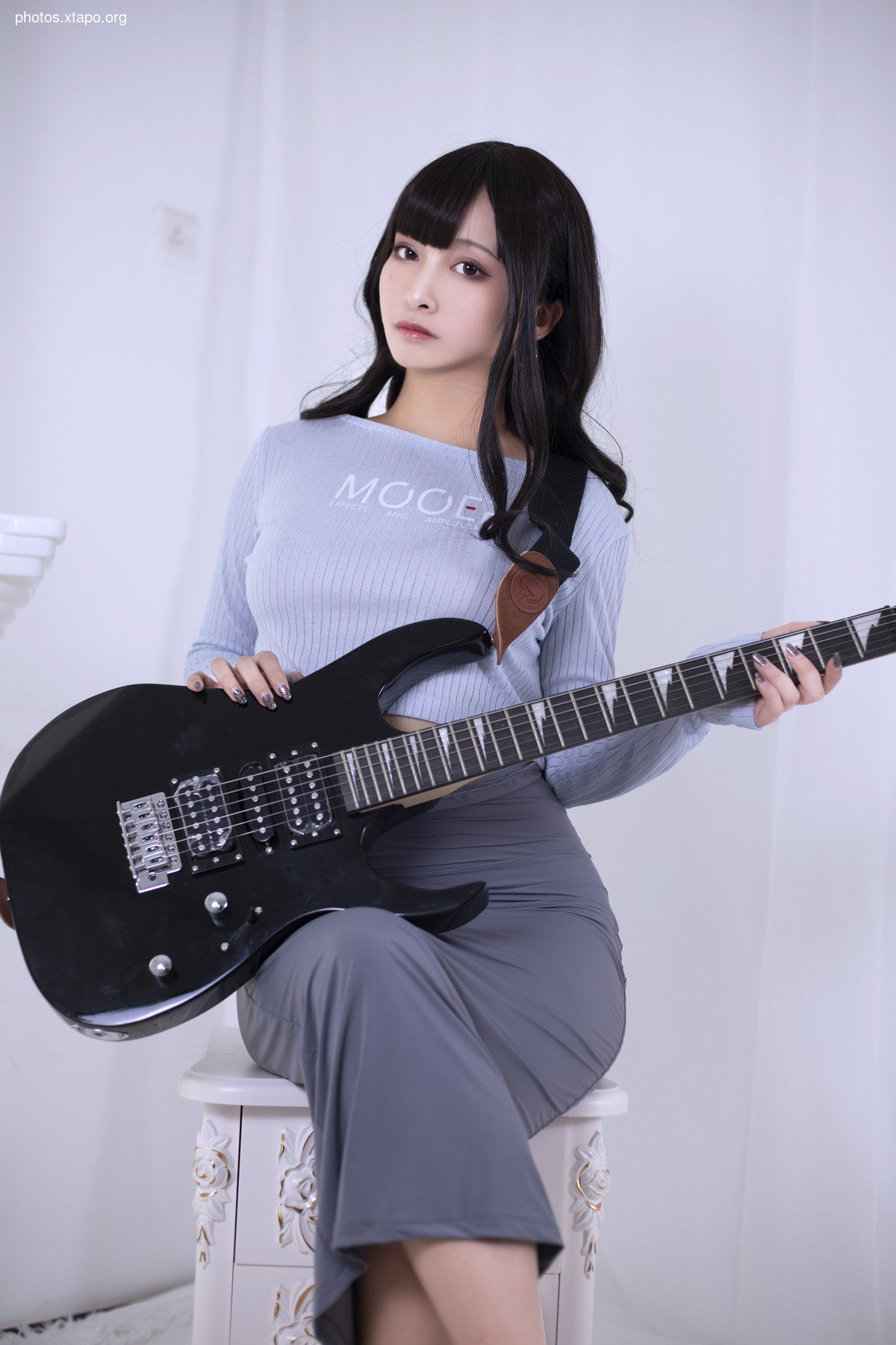 Anime blogger Luo Li Lolisama Guitar Sister Theme Private House Sexy Gray Together with Dew Glip Skirts Seduction 73p