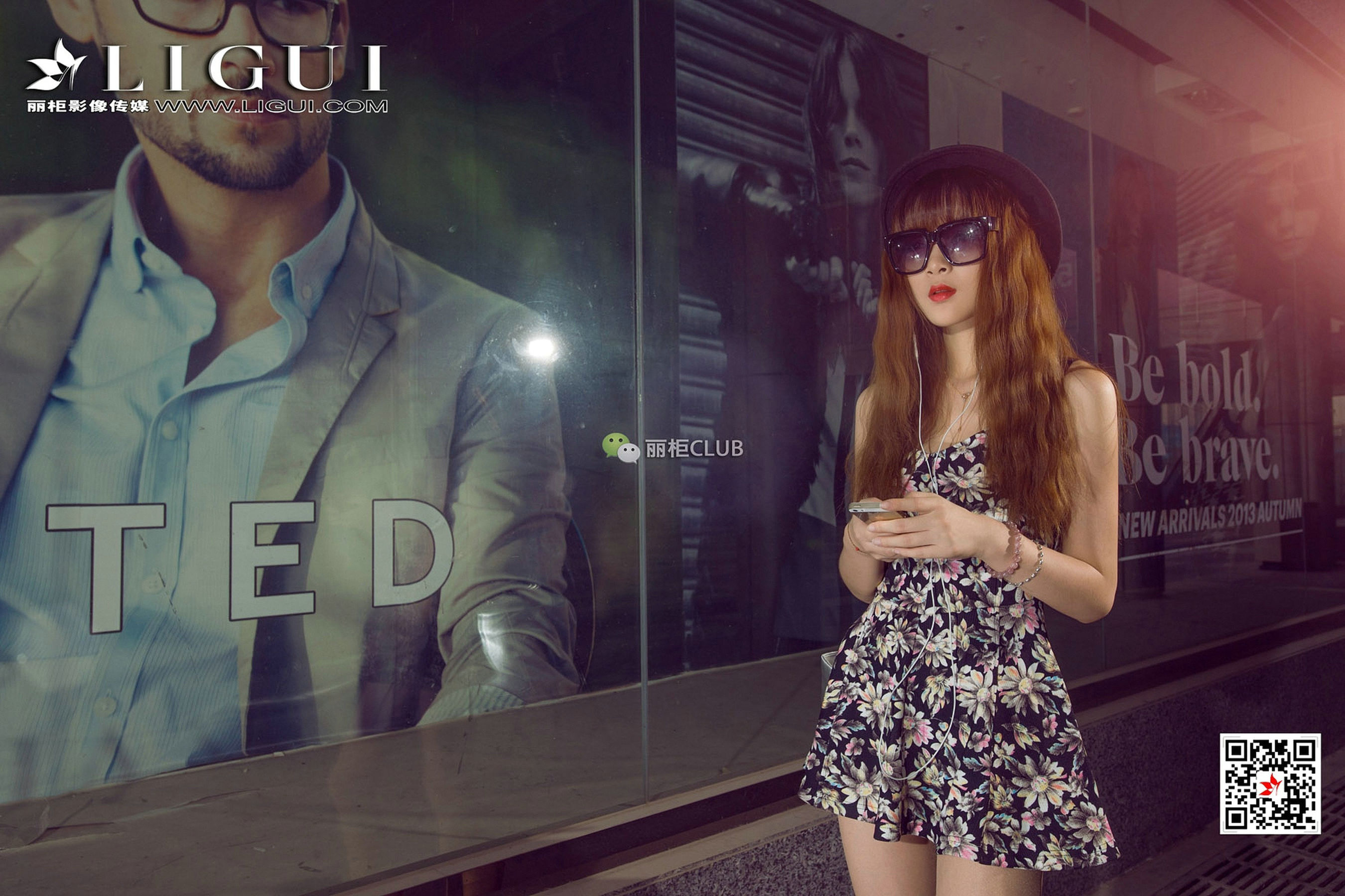 Model Yuner's Dress on the Street Shooting Beautiful Leg Foot Li Cabinel LIGUI