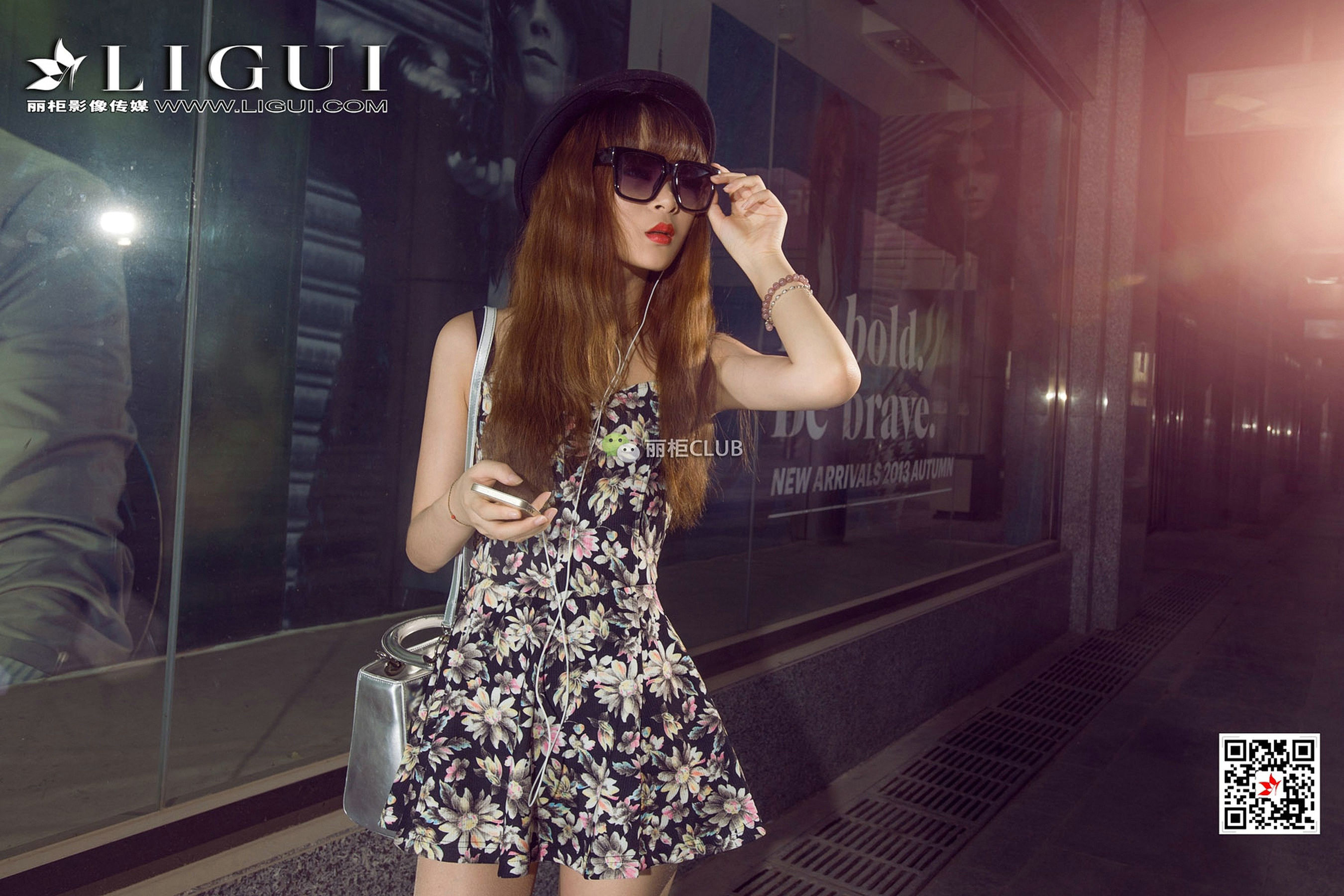 Model Yuner's Dress on the Street Shooting Beautiful Leg Foot Li Cabinel LIGUI