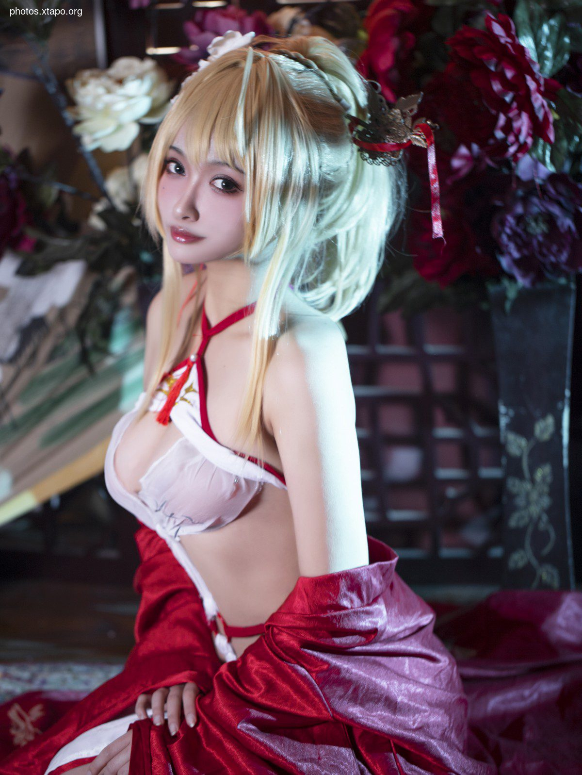 Anime blogger Luo Li Lolisama Glorious Liangxiangxue theme red coat under sexy white color sexy underwear temptation photo 36p