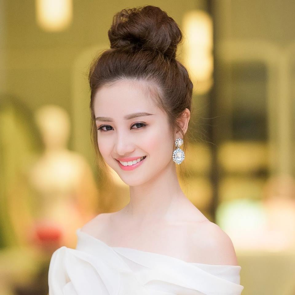 Jun Vu - The most beautiful curve on the female body lies in the corner of the mouth