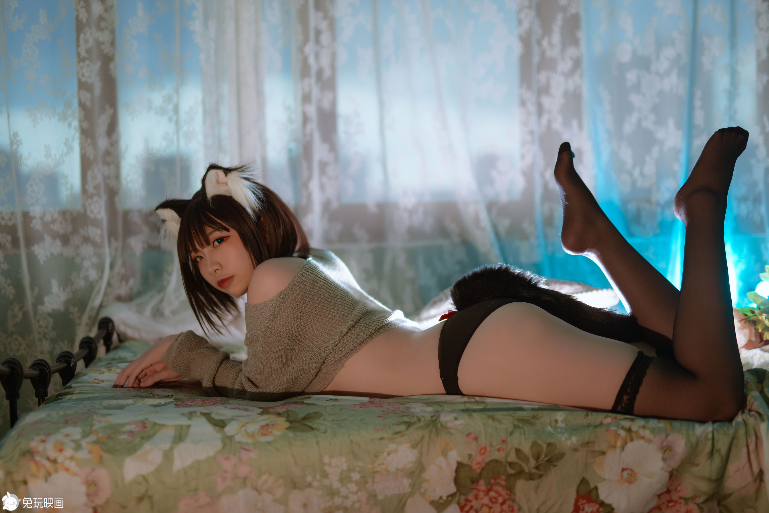 Rabbit Playing Play -Sweat Mother's sweater