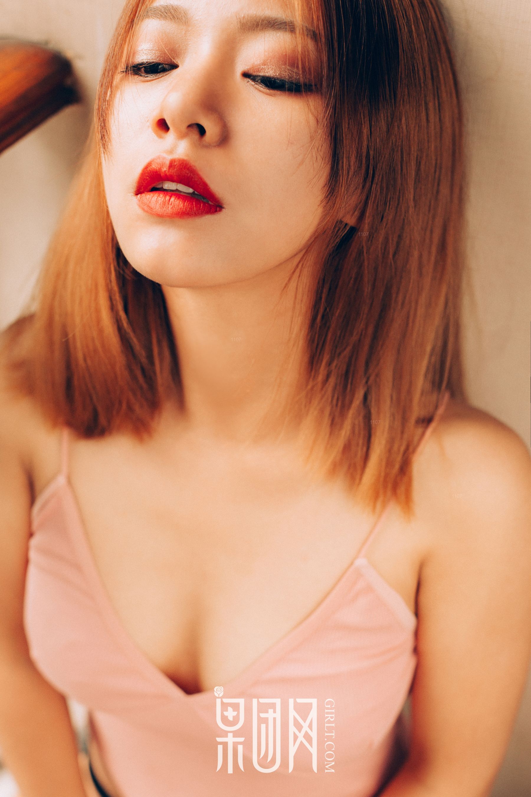 Sexy girl crispy breasts and hips black silk stingy fruit group network Girlt No.068