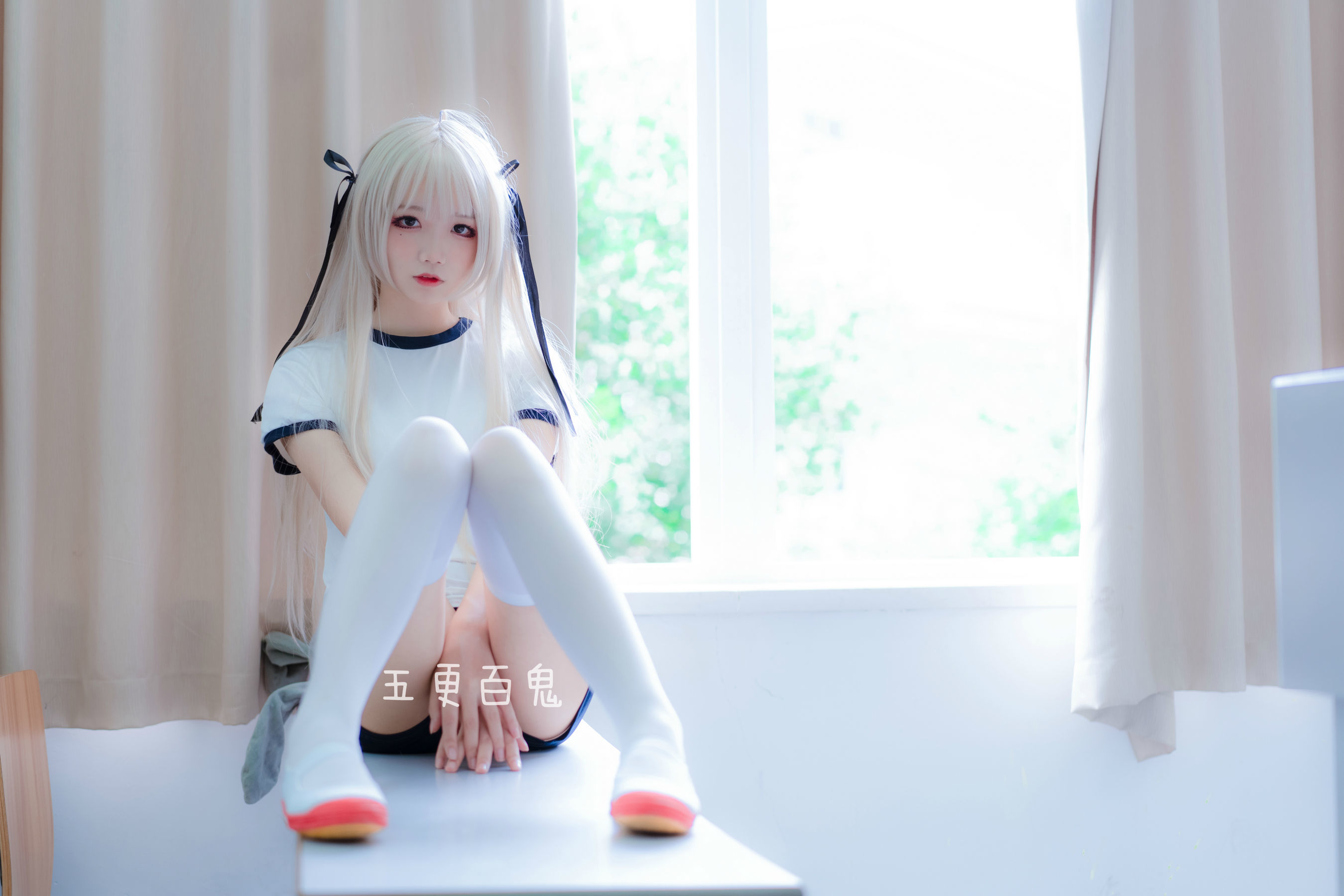 Pure girl five more ghosts Spring Day Wilderness