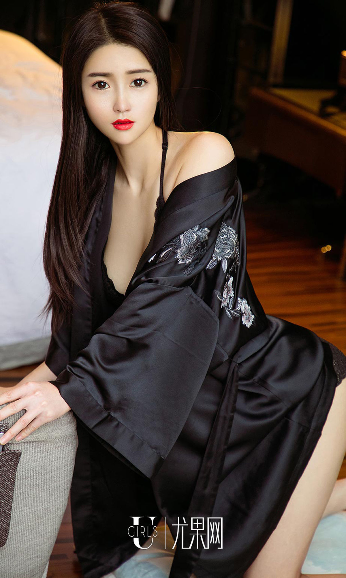 Yu Shijing Jenny Santhest CheongsamOil Bright Black Silk ISHOW Ai Show No.086