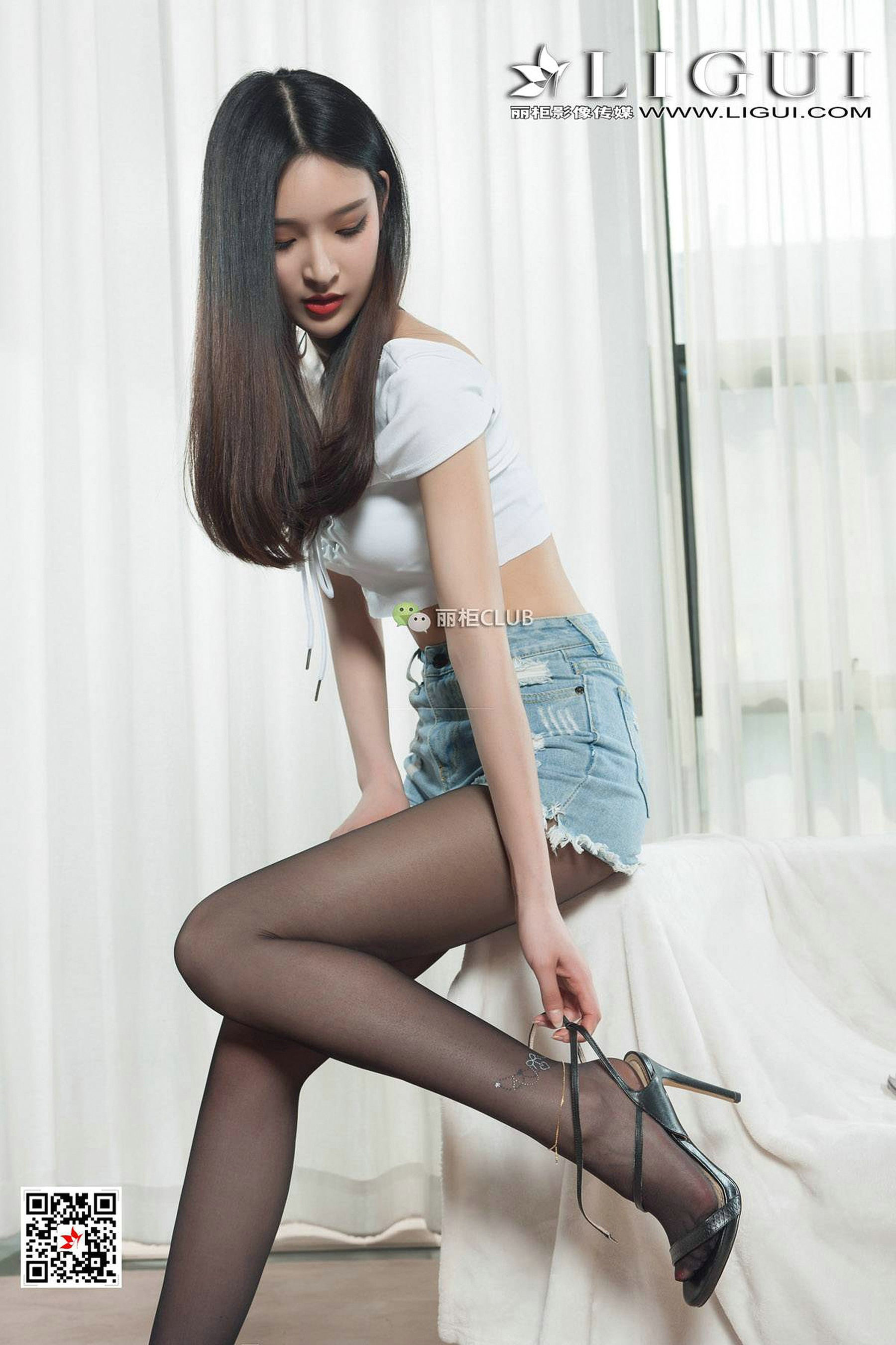 Leg model ice cream denim hot pantsblack silk beautiful legs Li Cabinel LIGUI