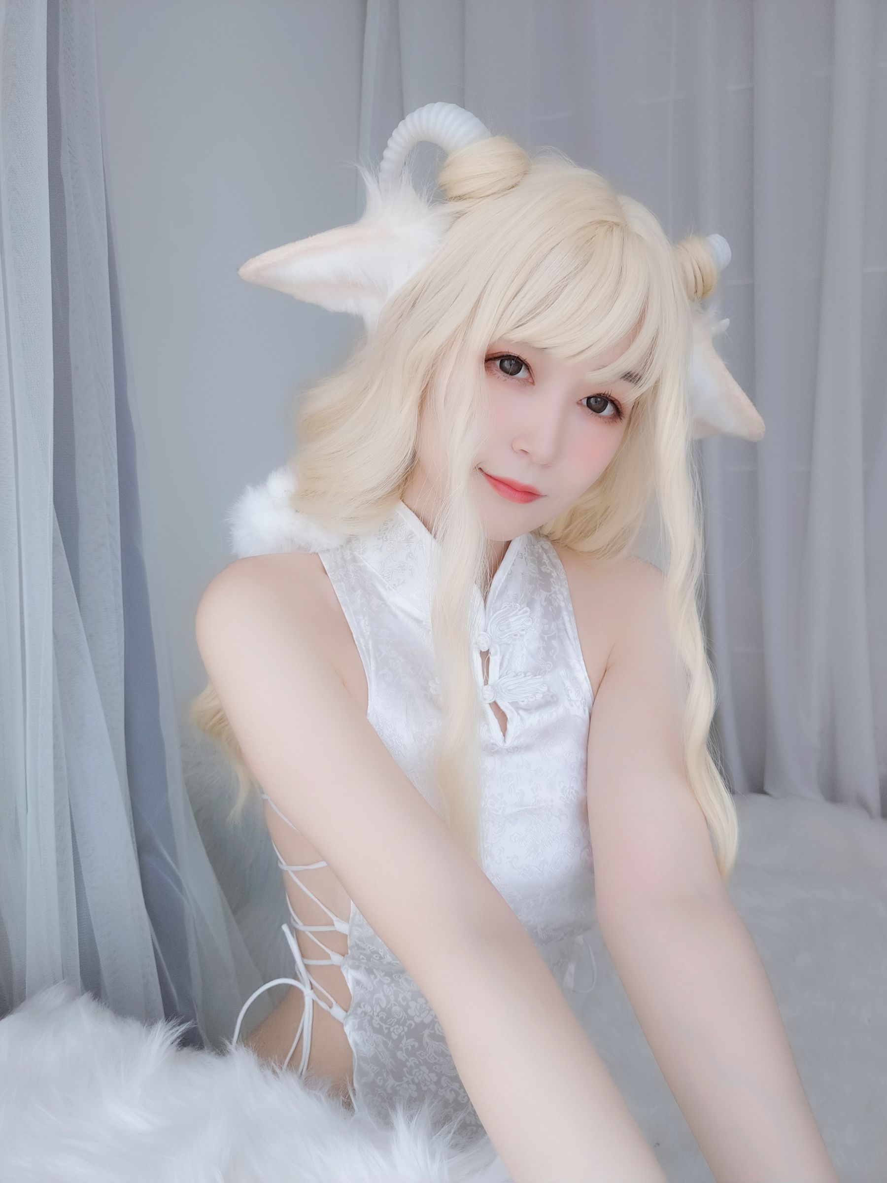 COS Welfare Miss Coser Silver Silver -White Cheongsam