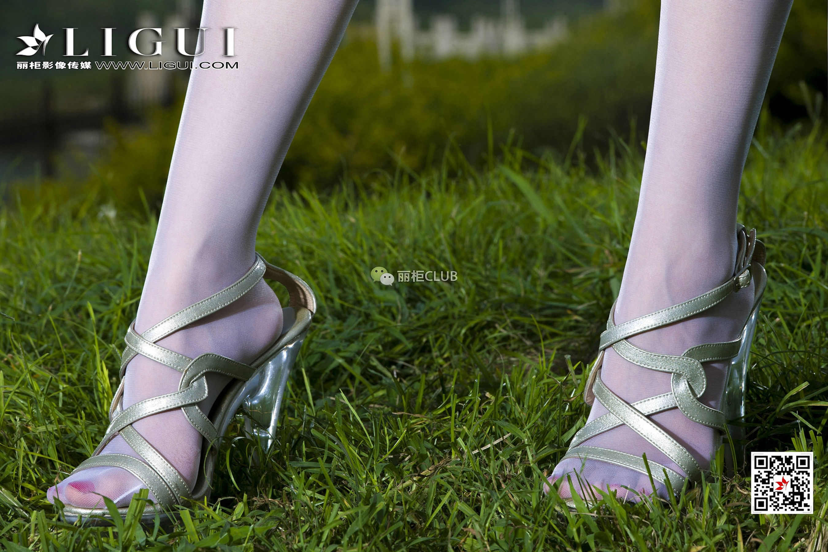 Model Cher White SilkTube top dresses Li Cabinel LIGUI