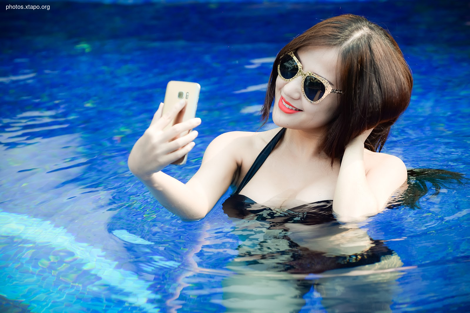 Deejay Le Thanh Ngoc went to swim with Samsung Galaxy S7 Edge