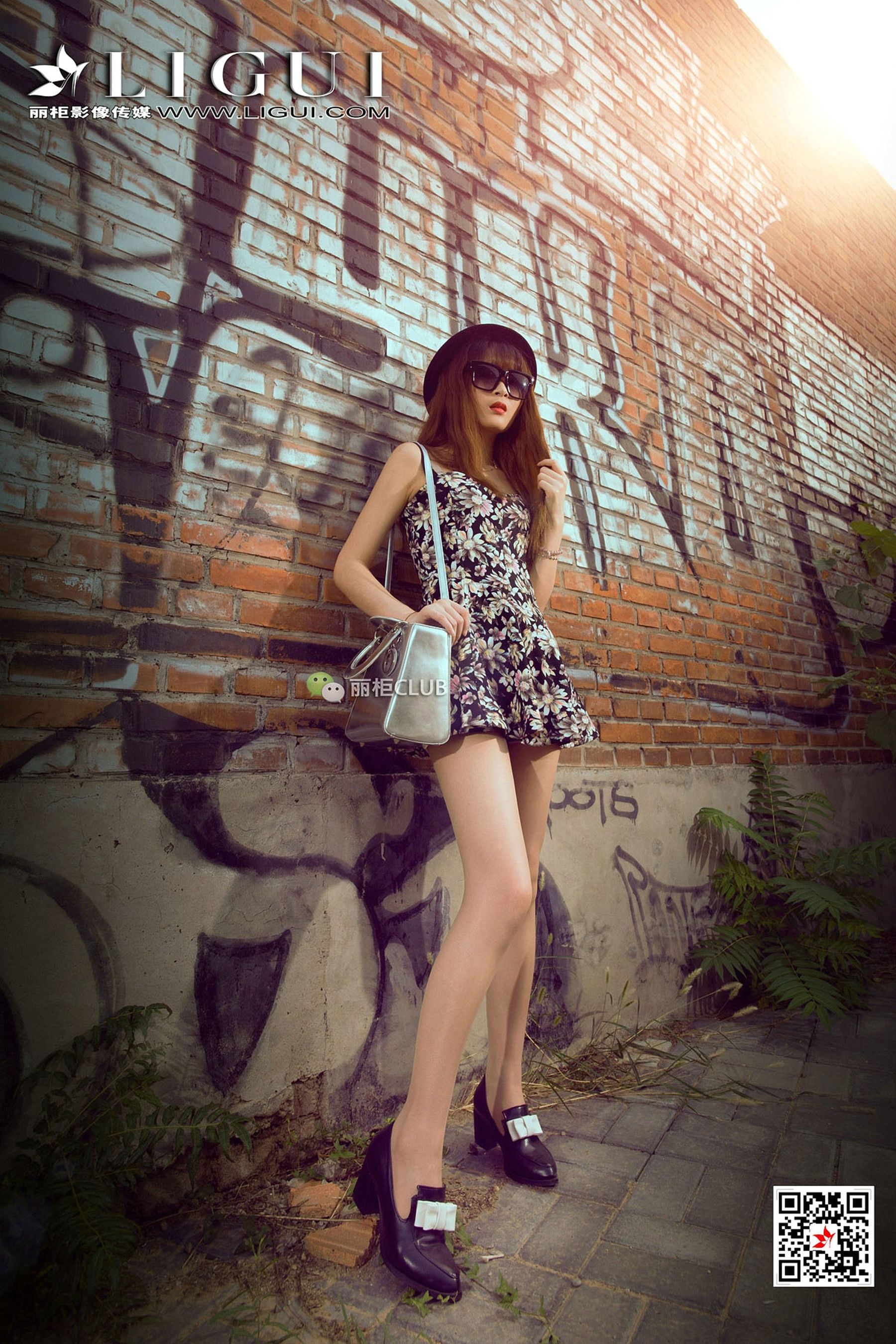 Model Yuner's Dress on the Street Shooting Beautiful Leg Foot Li Cabinel LIGUI