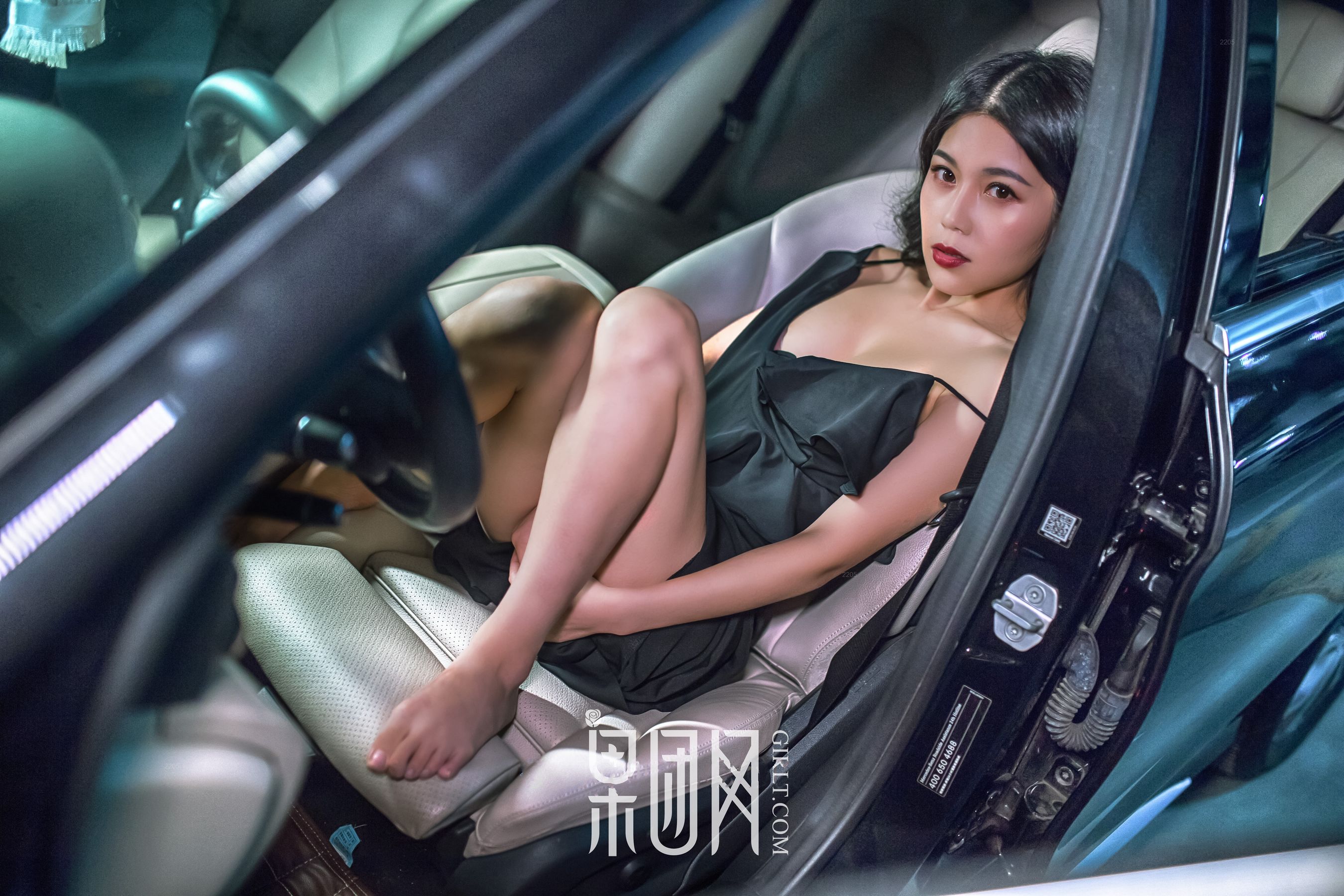 Weiwei Beauty VS luxury car, which one do you choose Fruit Group Girlt No. 107