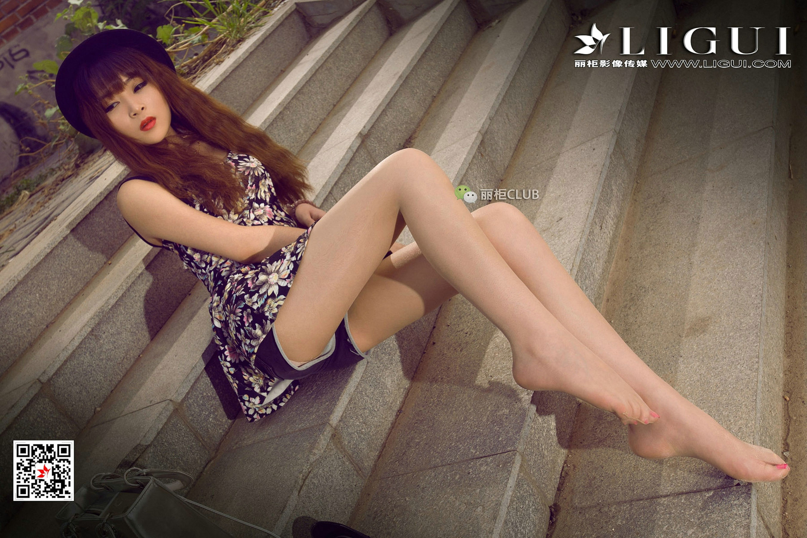 Model Yuner Dress on the Street Shooting Beautiful Leg Foot Ligui