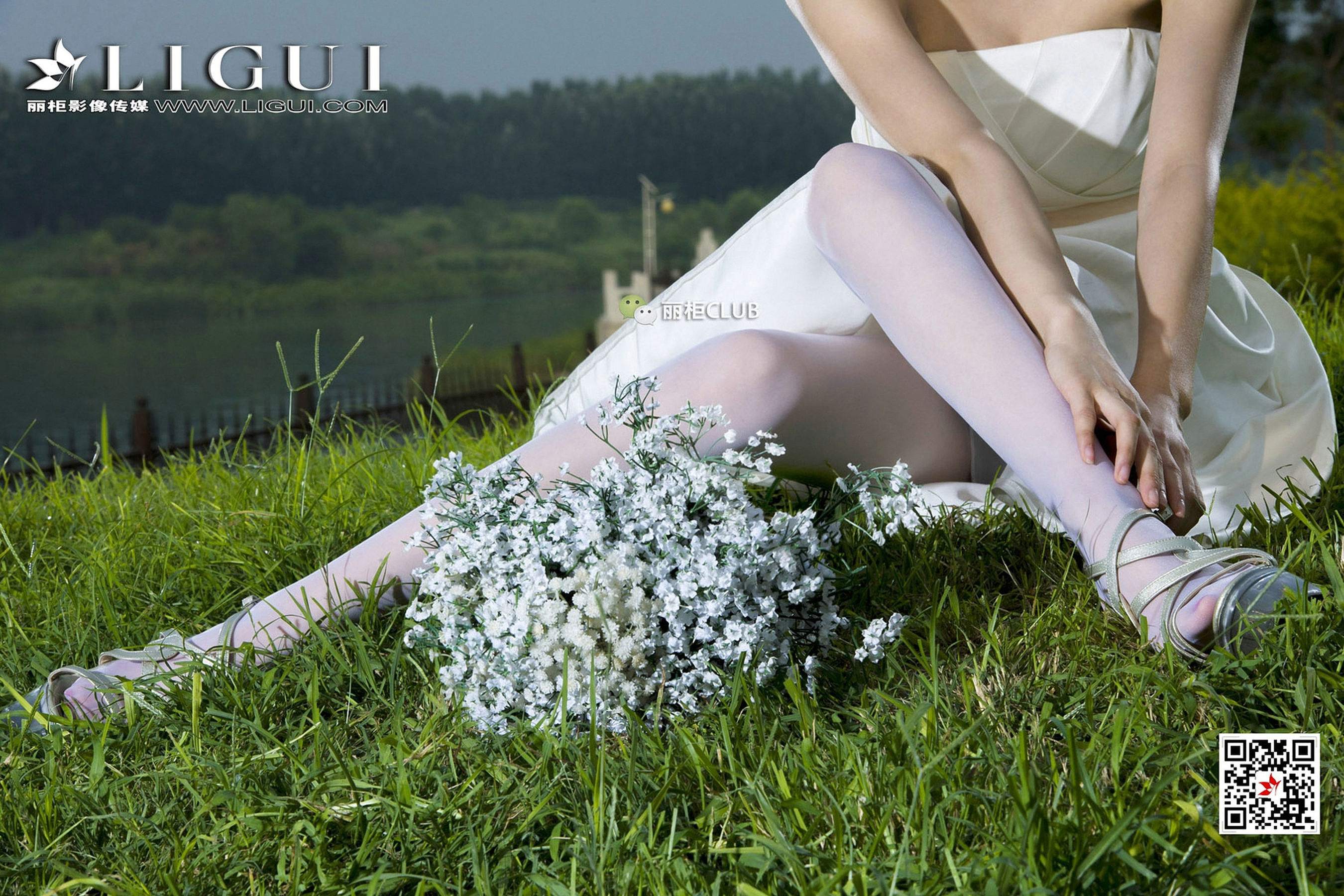 Model Cher White SilkTube top dresses Li Cabinel LIGUI