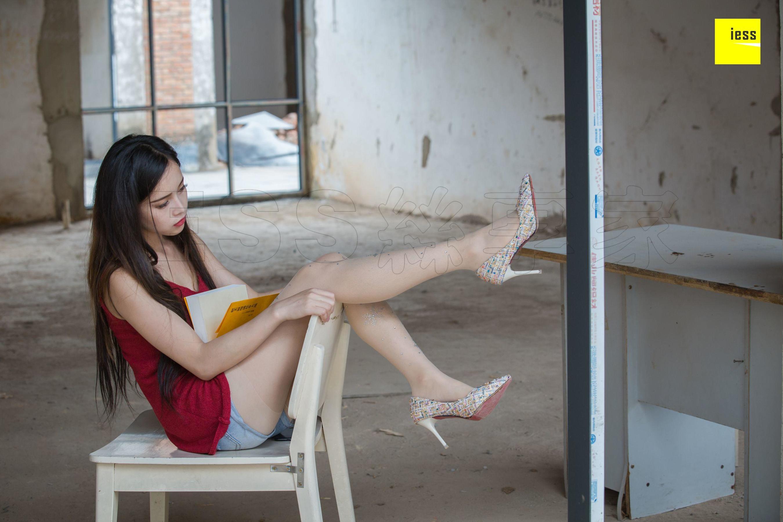 Xiaoyu's Internet Red Diamond White Films Different Thoughts to IESS Silk House 242