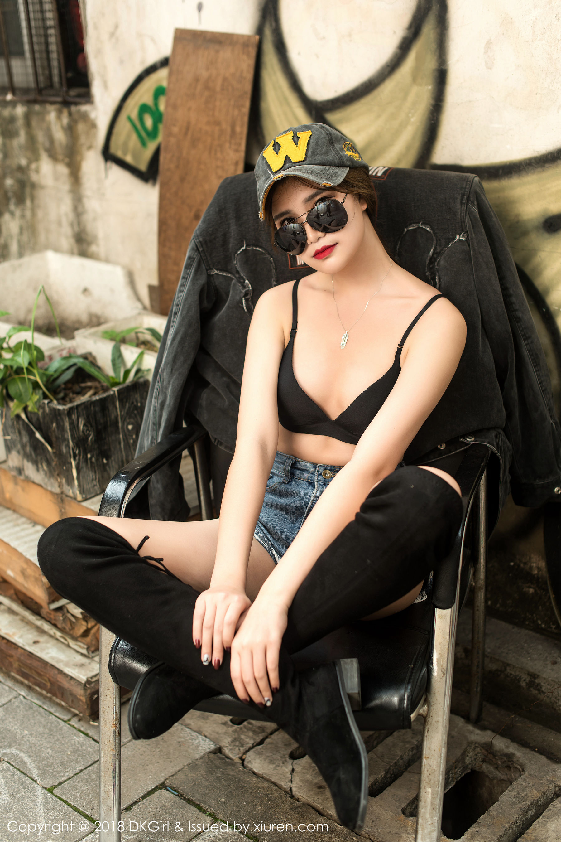 Tingting Tingting Beautiful Milk Beautiful H butto Beautiful Legs Charm Temptation Royal Girl DKGIRL VOL.062