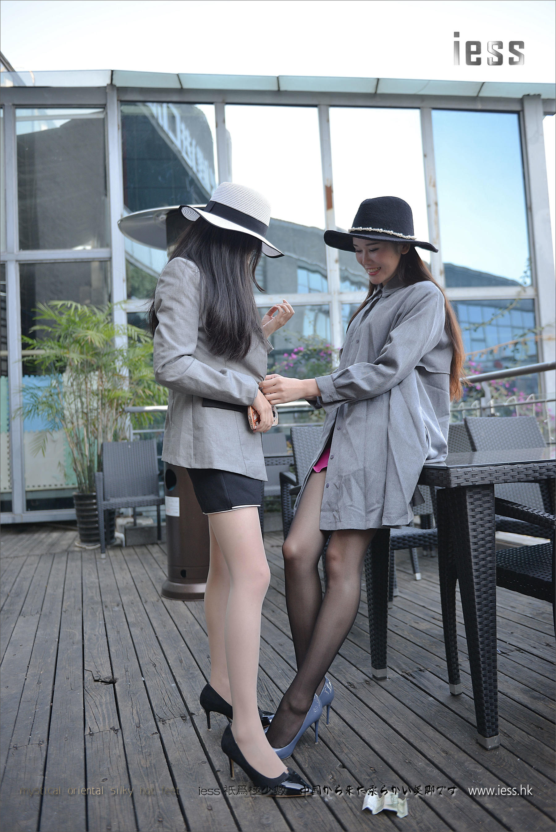 Silk Foot Bento 076 Belly Dance Cong Cong and Sydney Black and White Period Flower 1