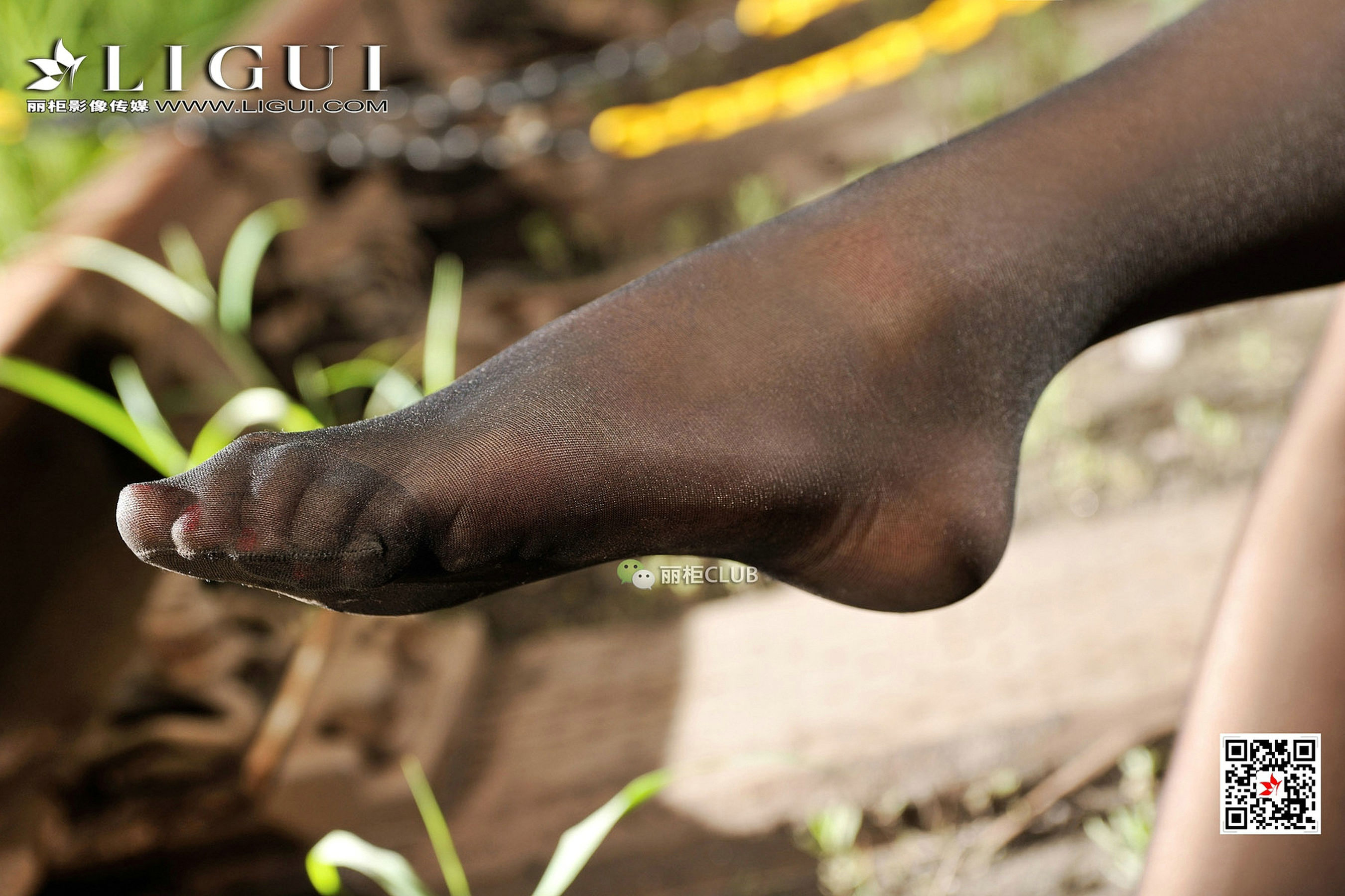 Model laughs Black Silk Beautiful Foot Ligui