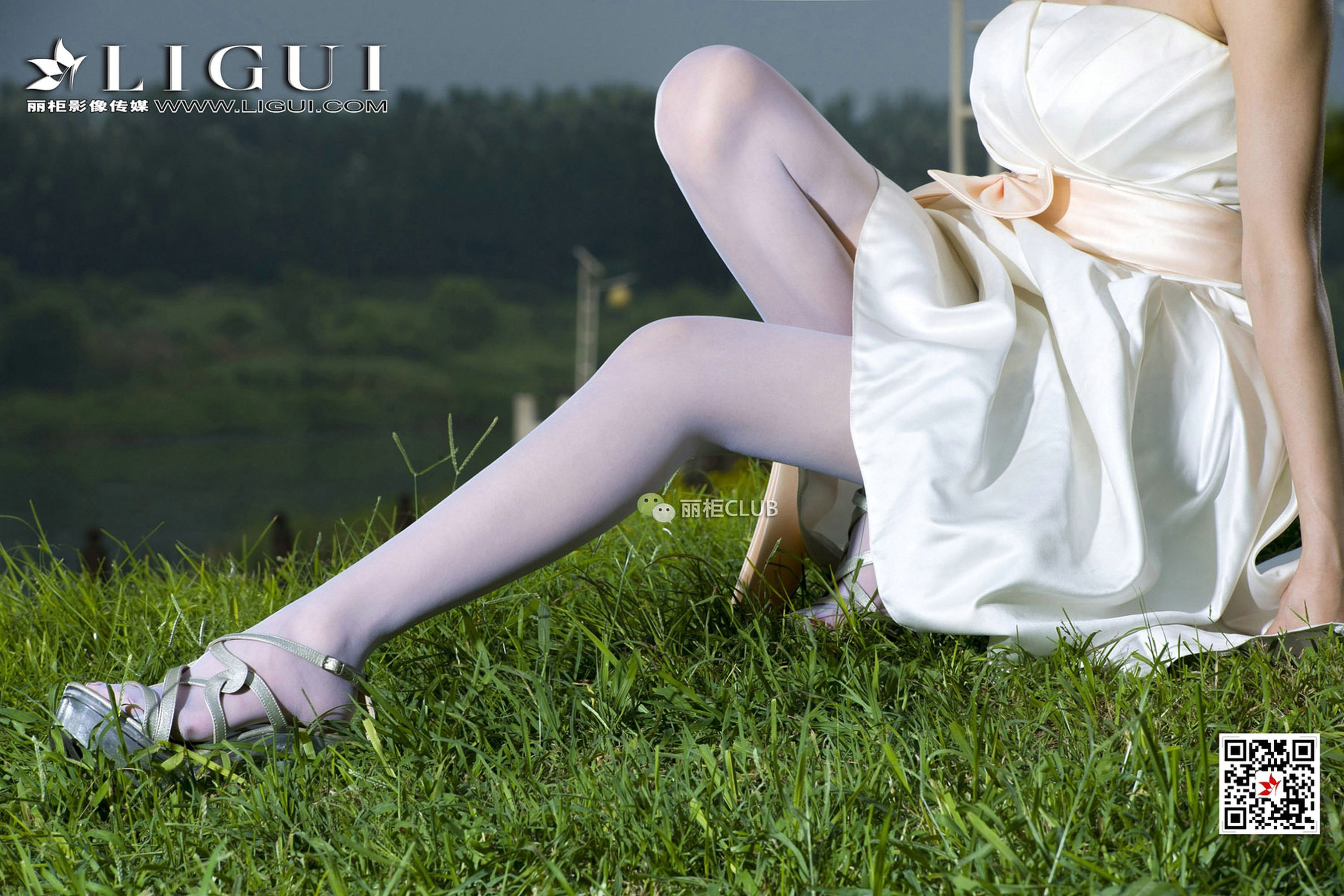 Model Cher White SilkTube top dresses Li Cabinel LIGUI