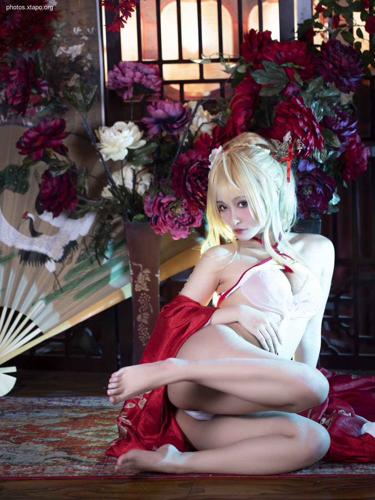 Anime blogger Luo Li Lolisama Glorious Liangxiangxue theme red coat under sexy white color sexy underwear temptation photo 36p