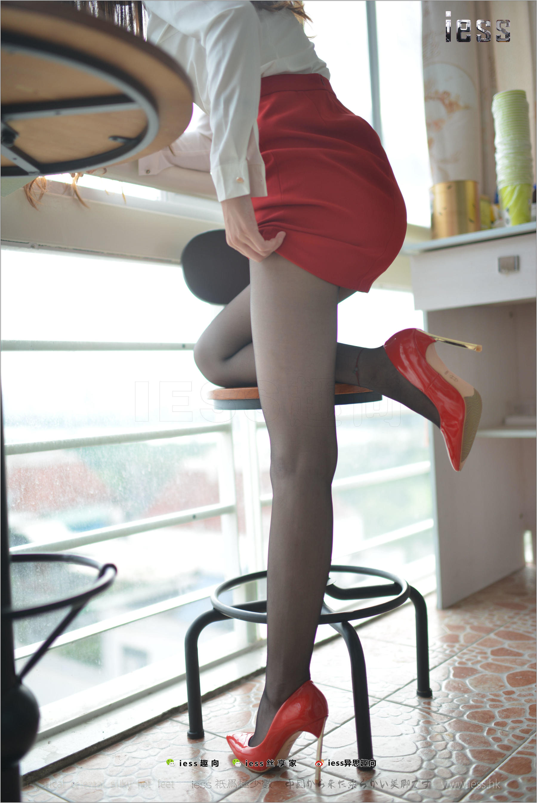 Silk Foot Bento 147 Concubine Red High, Black Silk and Red Skirt