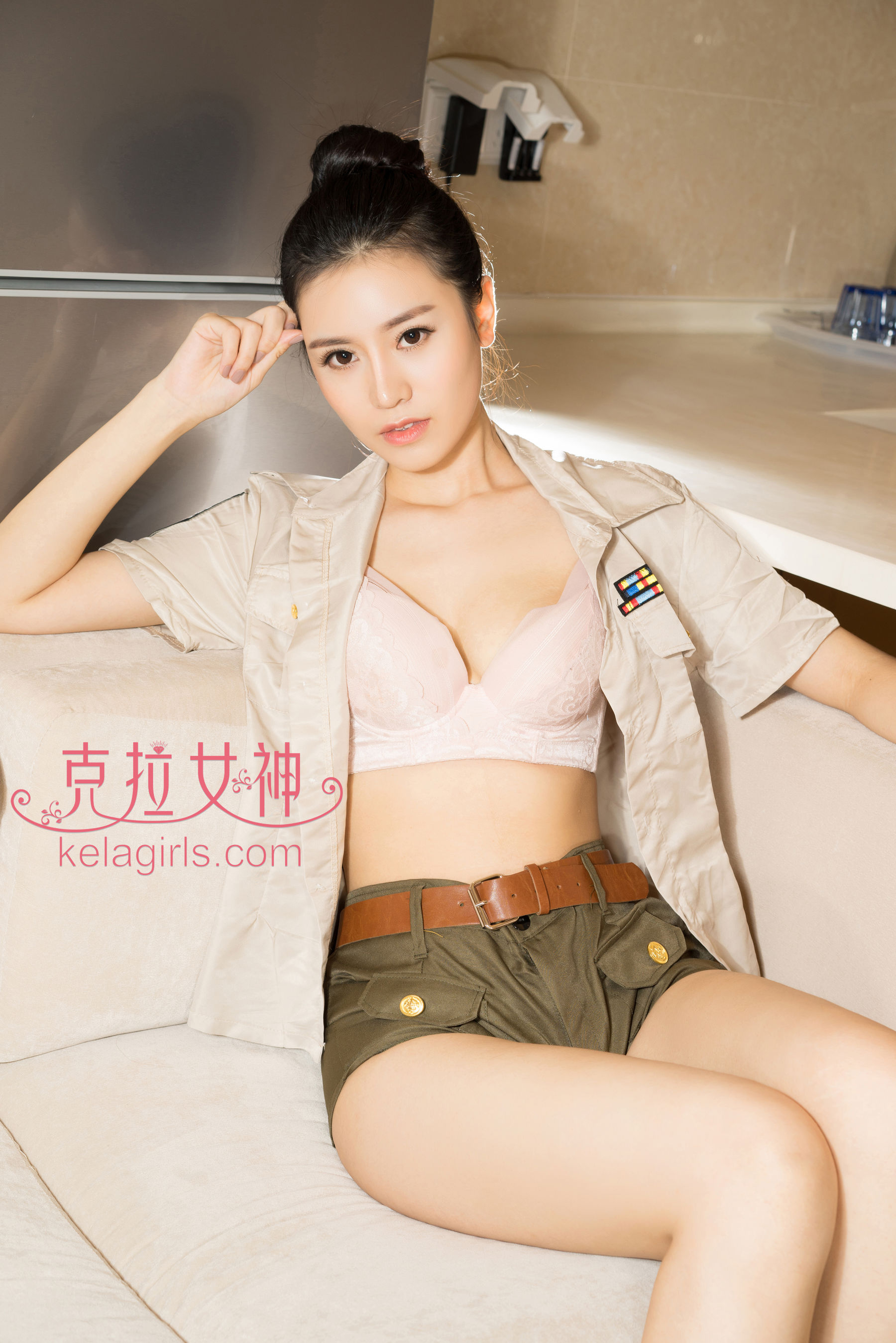 Xia Tong’s British Pose Goddess of Cera