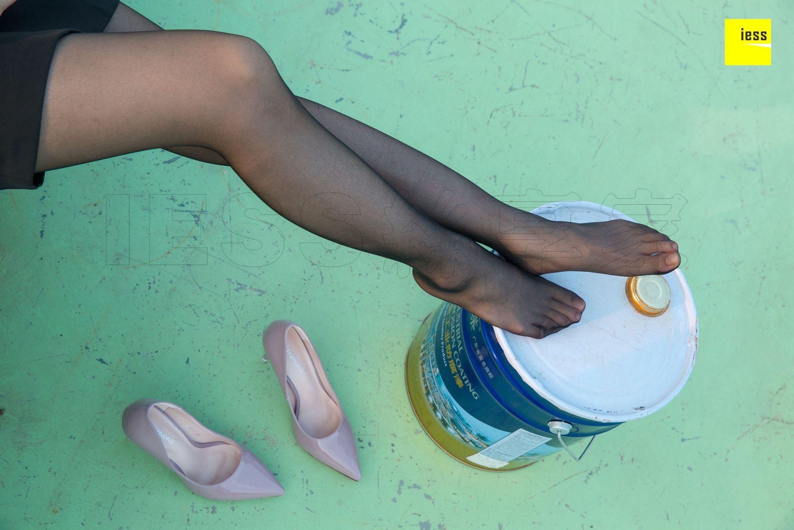 Nuan Nuan Look at it There is a black silk girl on the top of the building Different Thoughts to IESS Silk Enjoy Home 237