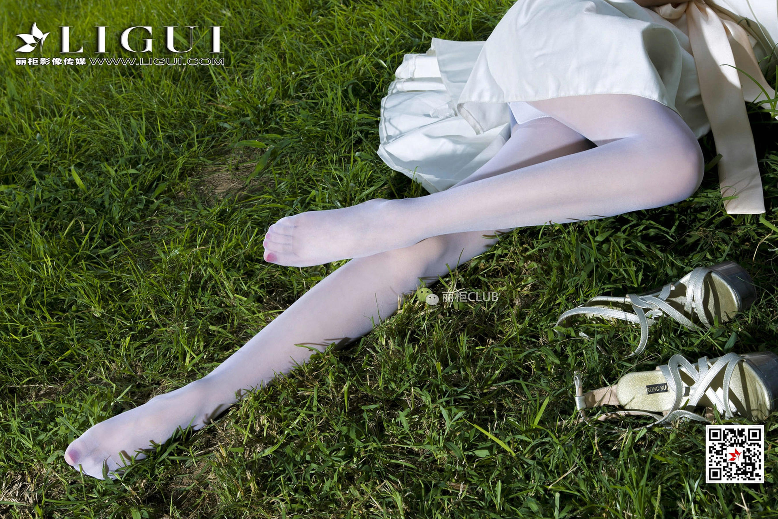 Model Cher White SilkTube top dresses Li Cabinel LIGUI