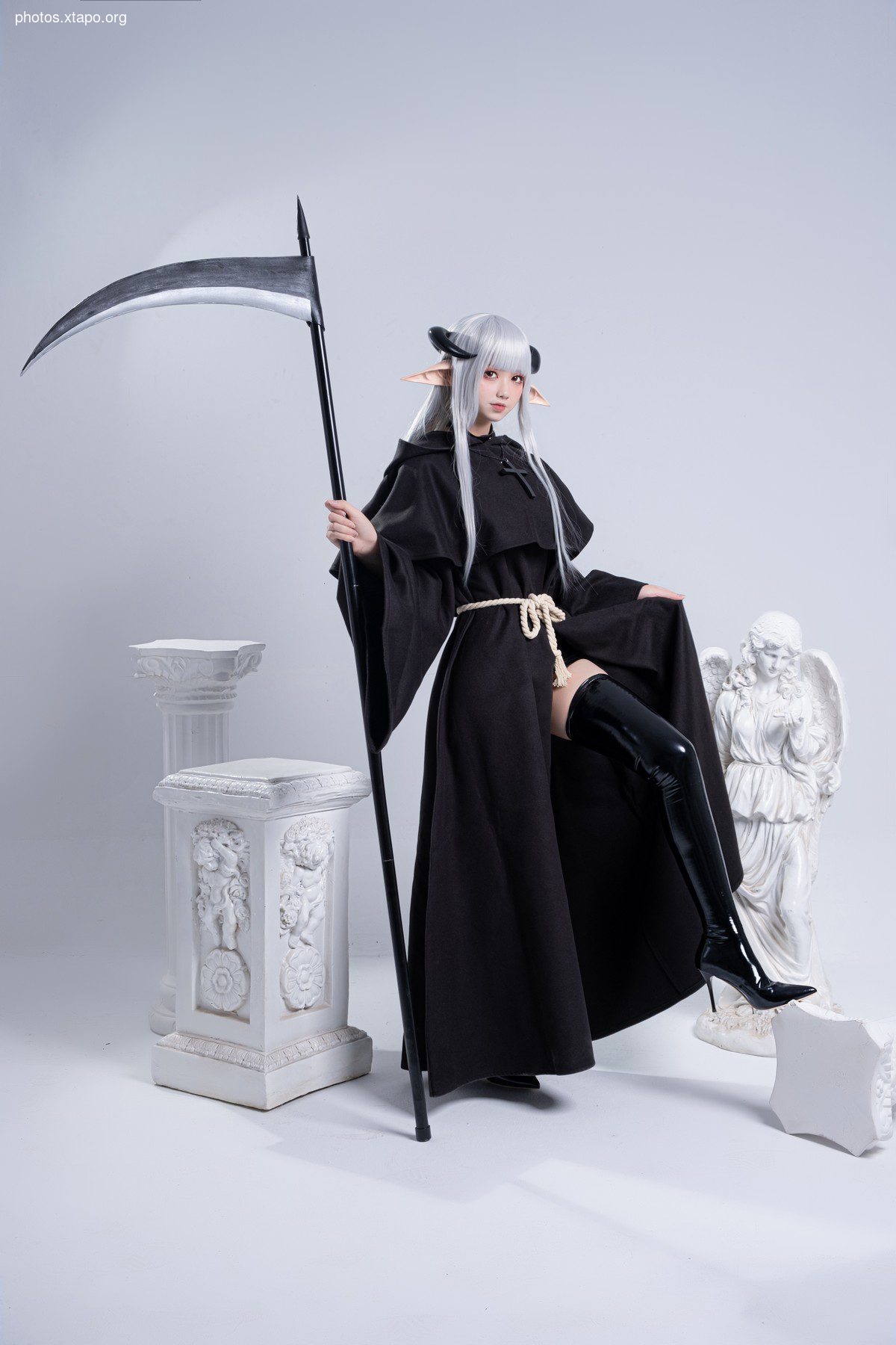 Anime blogger Izumi Quan Taozi Death theme private house takes off black long outer exposed leather underwear with black silk hanging socks temptation photo 65p