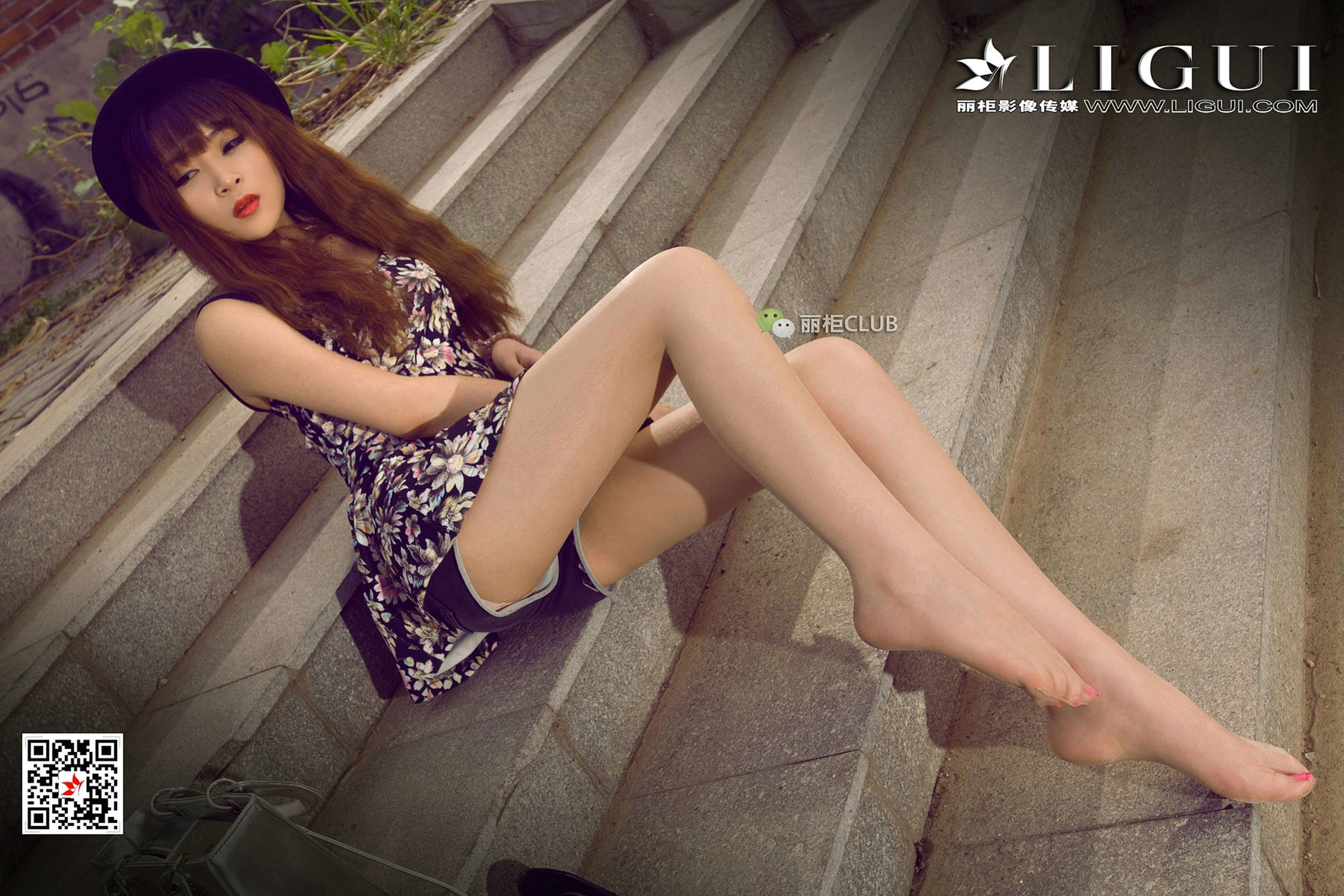 Model Yuner's Dress on the Street Shooting Beautiful Leg Foot Li Cabinel LIGUI