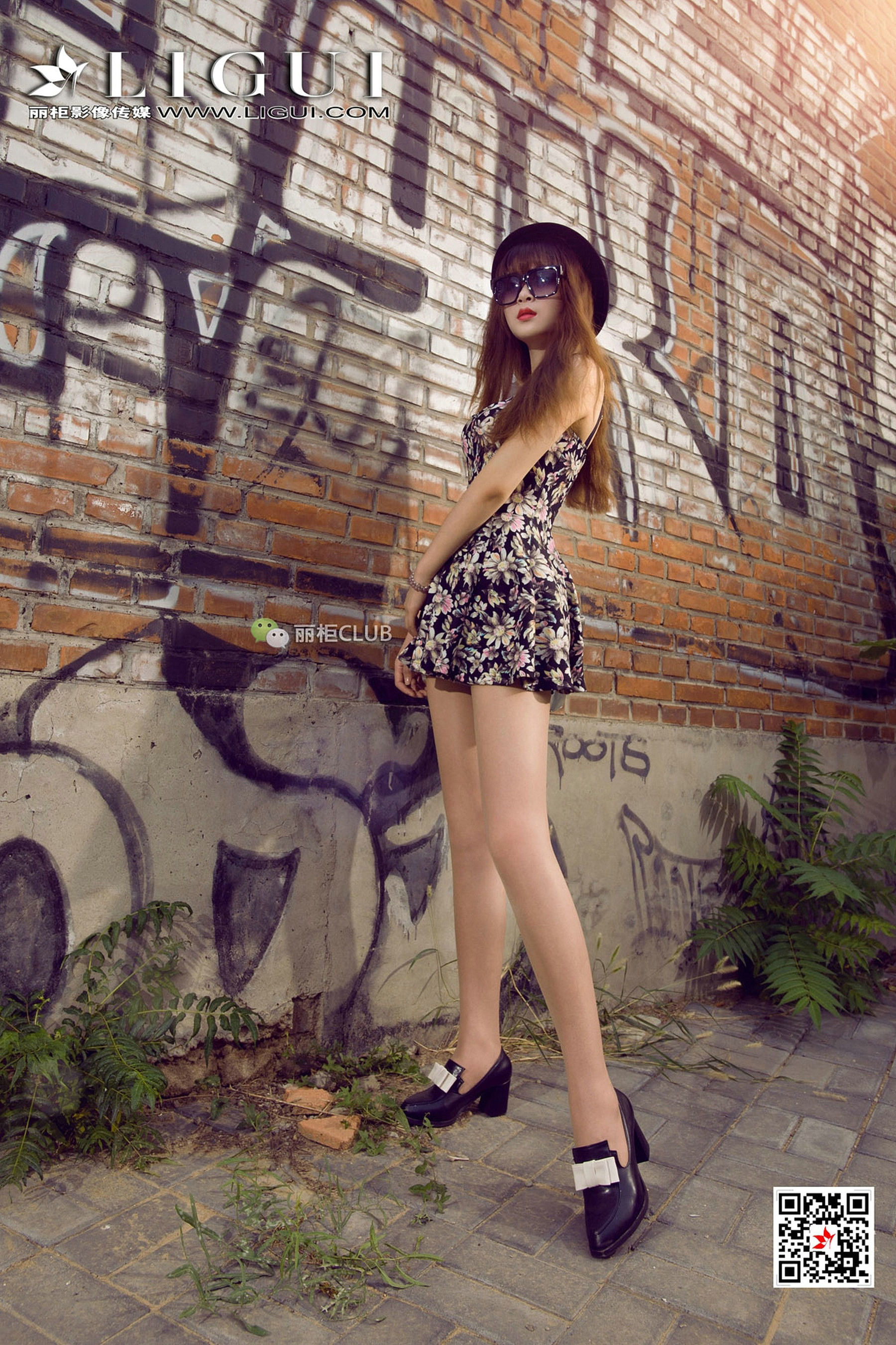 Model Yuner's Dress on the Street Shooting Beautiful Leg Foot Li Cabinel LIGUI