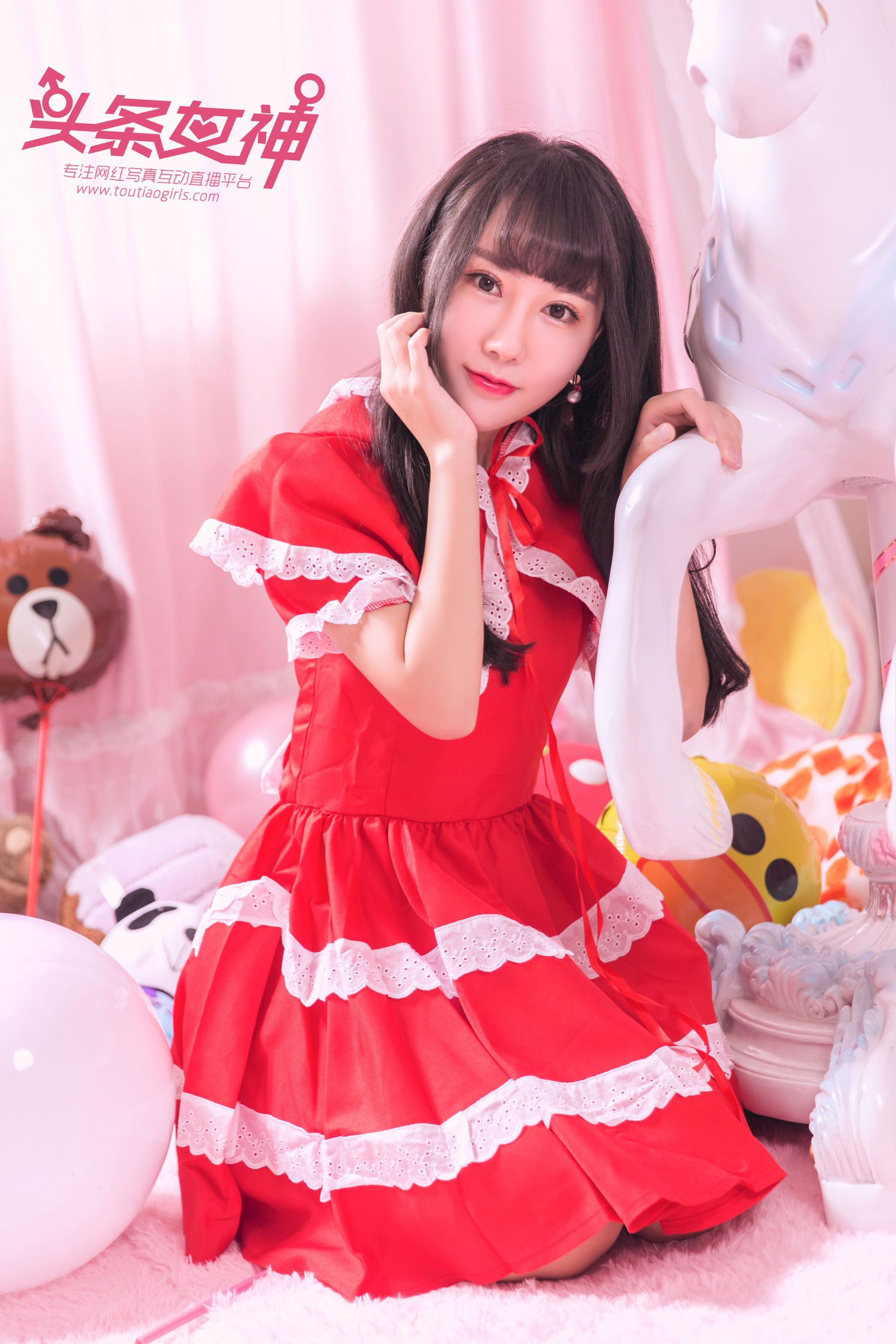 Smile Rotating Trojan Toutiao Goddess