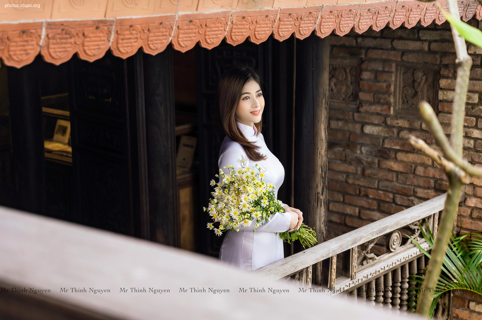 White ao dai shining in the afternoon, is she a fairy or Kieu regenerated?