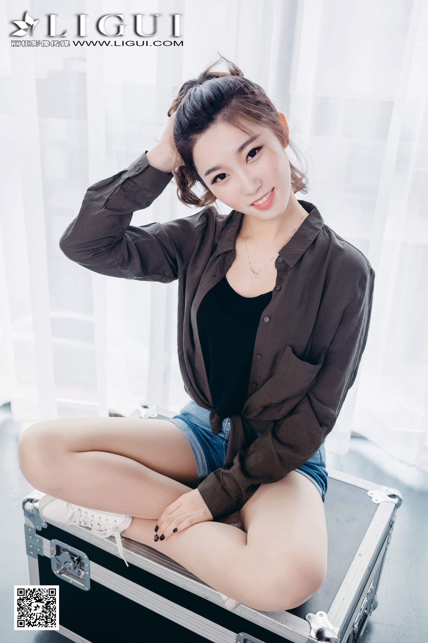 Model Xiaoxiao Sweet Hot Pants Girl Li Cabinet