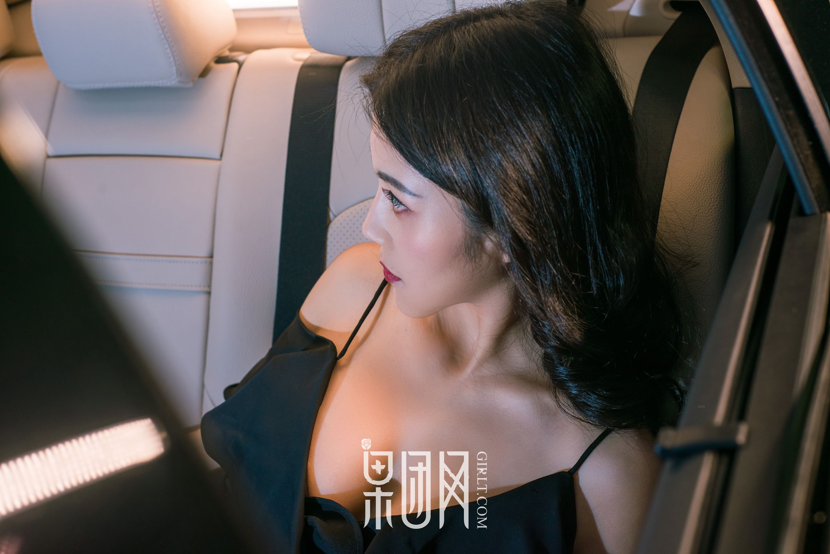 Weiwei Beauty VS luxury car, which one do you choose Fruit Group Girlt No. 107