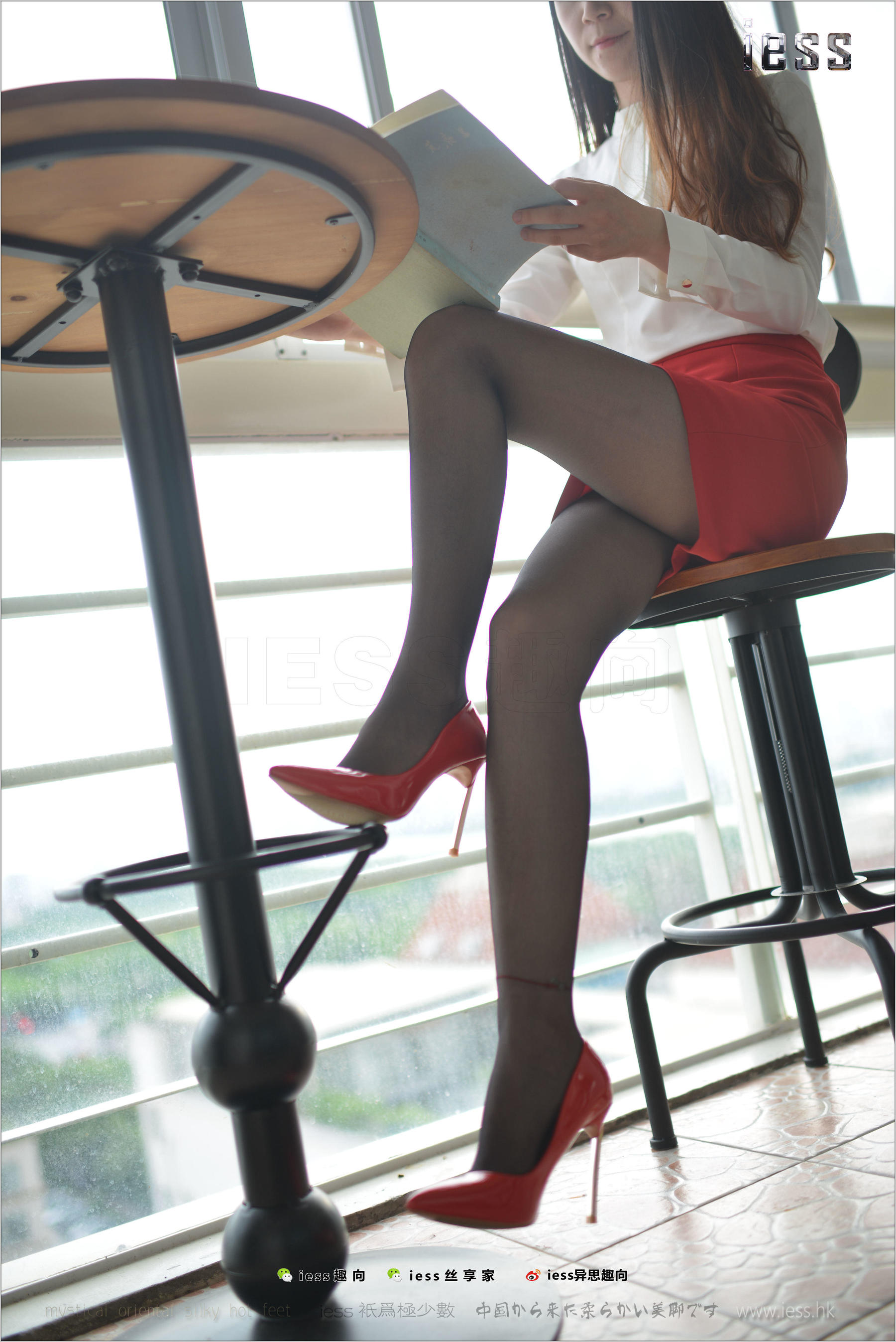 Silk Foot Bento 147 Concubine Red High, Black Silk and Red Skirt