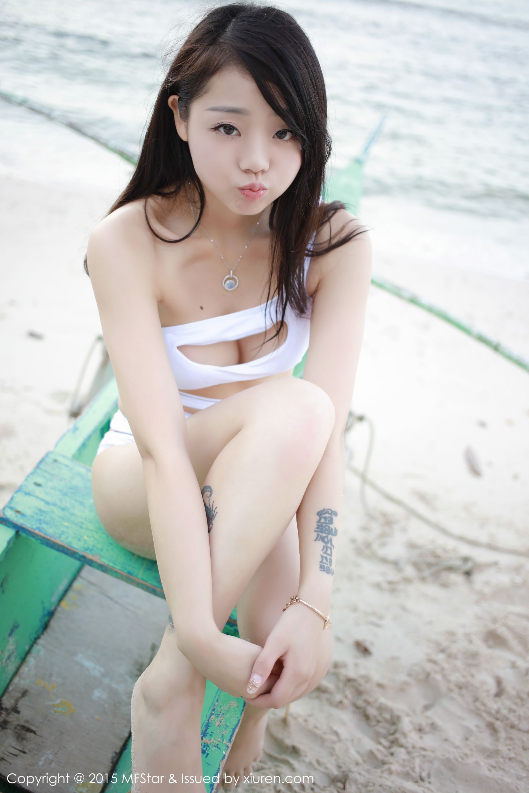 2 sets of bikini series in Bella Long Beach Travel Model Vol.016