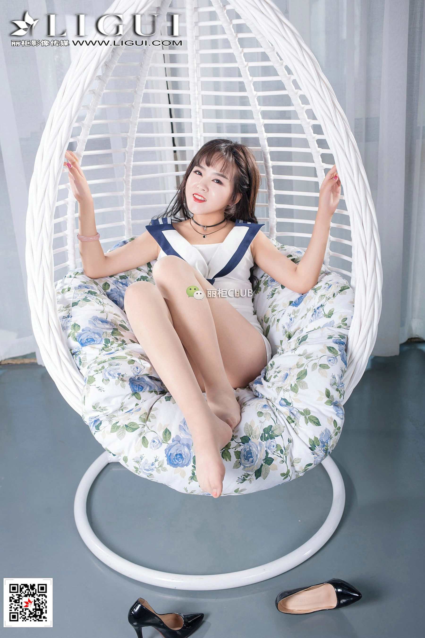 MODEL Liu Yue Langy Lang Chair Silk Beautiful Leg Ligui