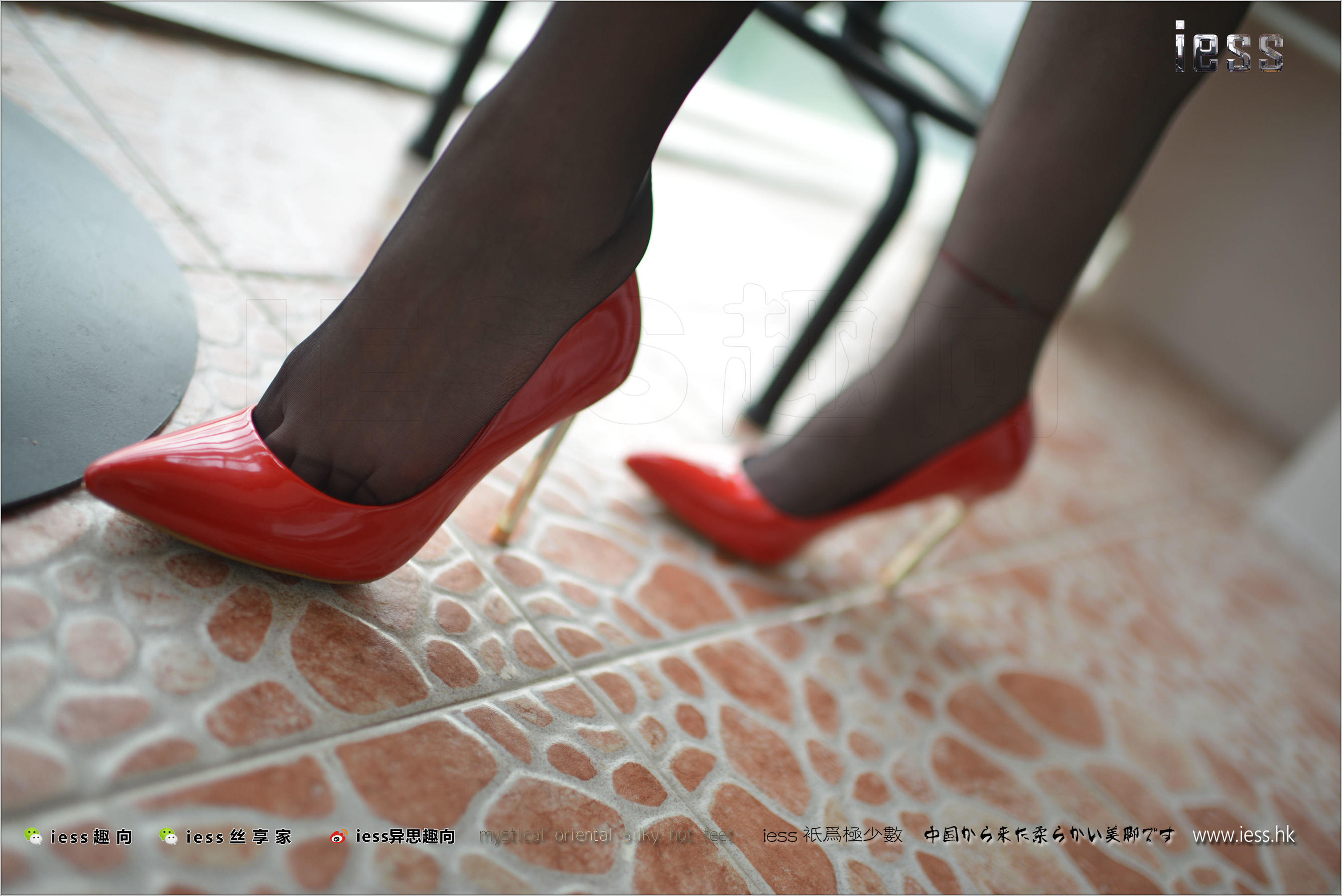 Silk Foot Bento 147 Concubine Red High, Black Silk and Red Skirt