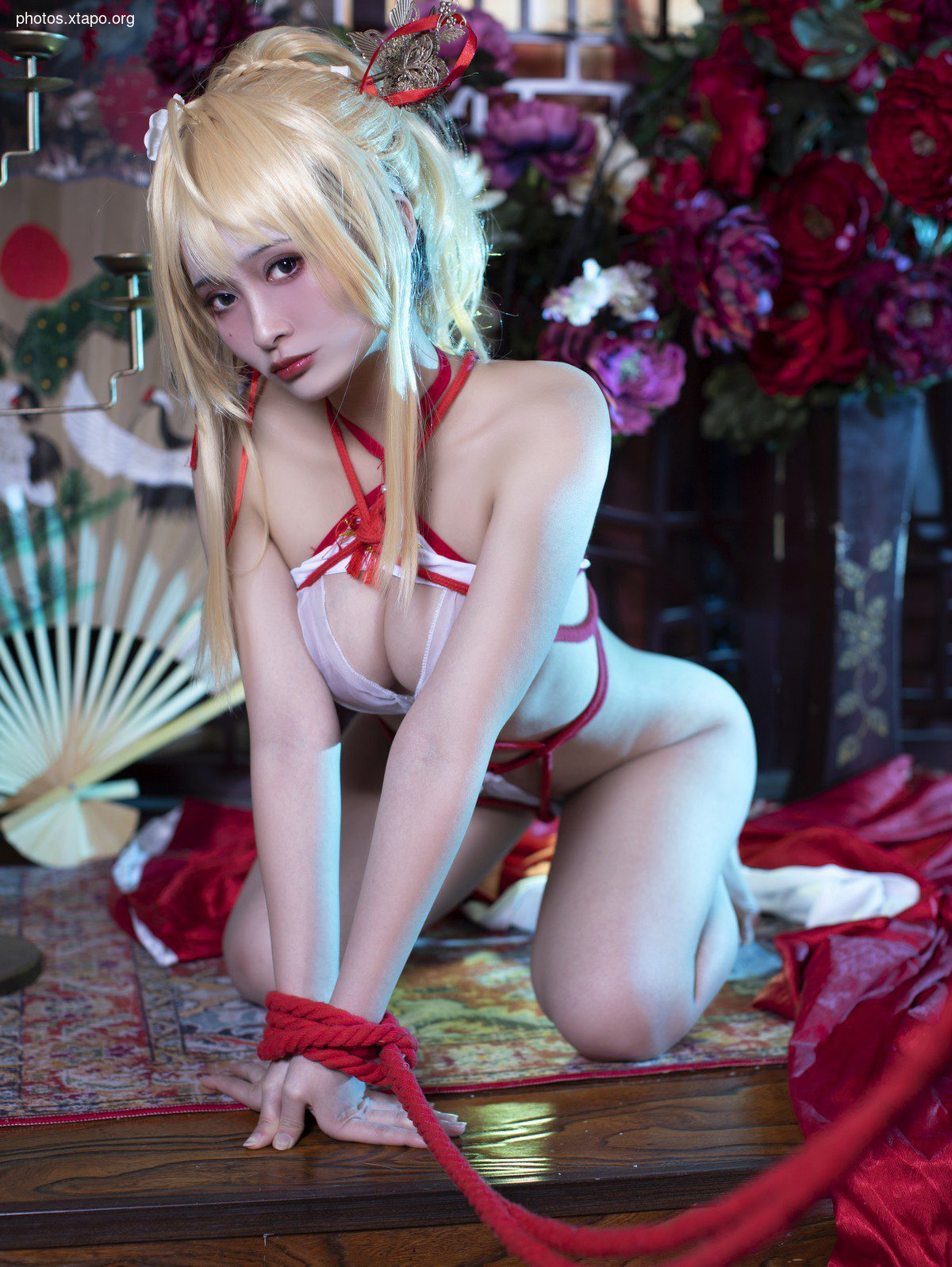 Anime blogger Luo Li Lolisama Glorious Liangxiangxue theme red coat under sexy white color sexy underwear temptation photo 36p