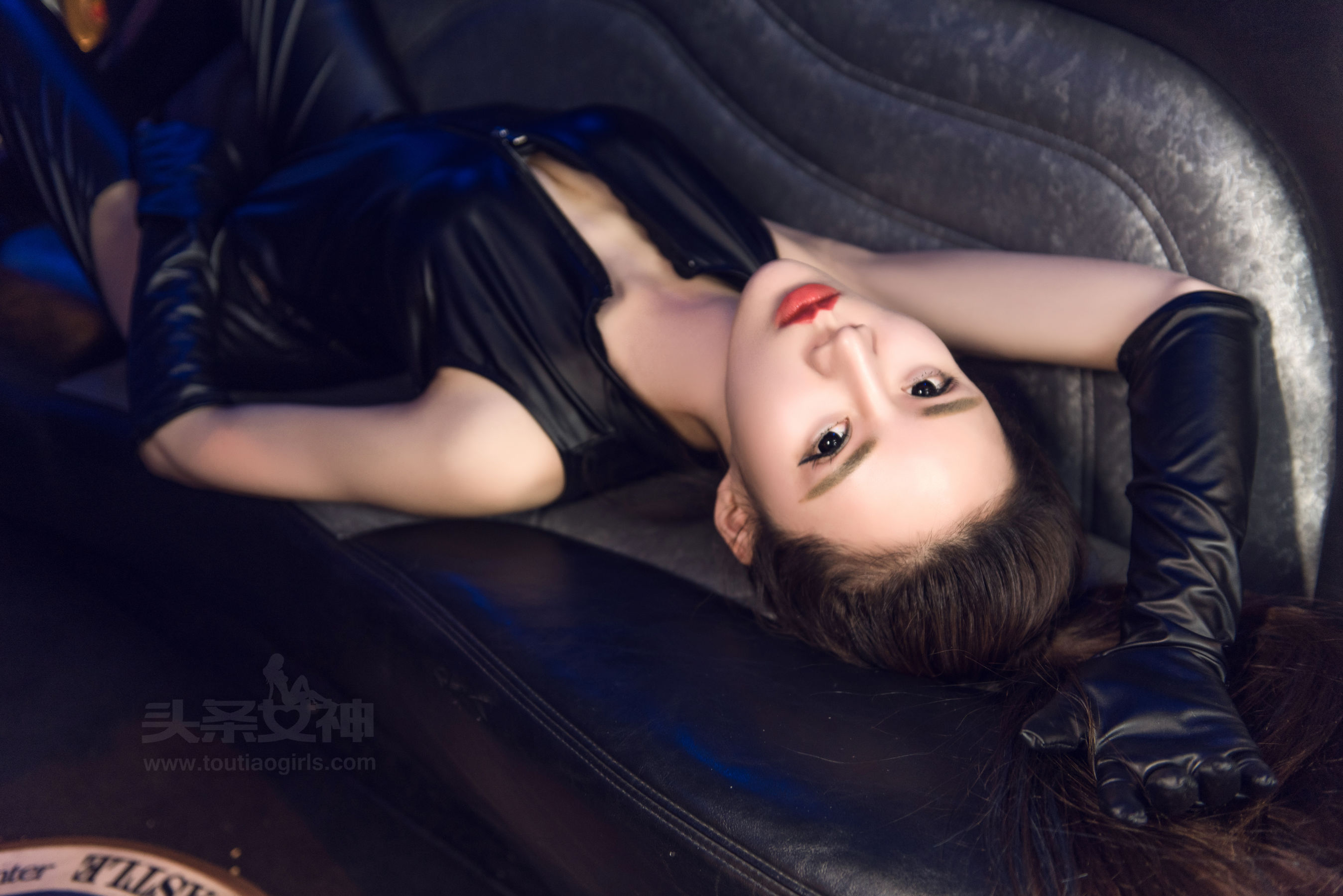 Fan Anni's Black Leather Jacket Extreme torture Headline Goddess