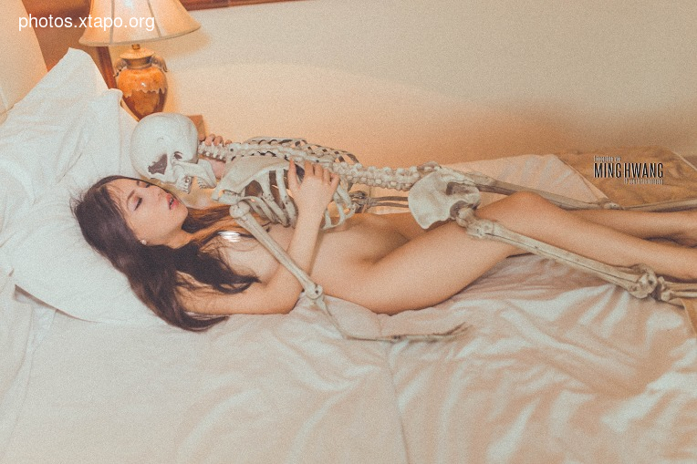 Making friends with pictures, having sex with skeleton