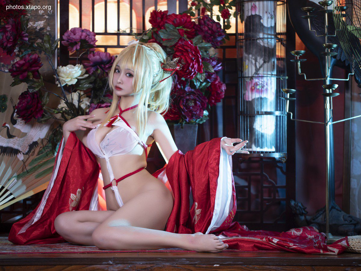 Anime blogger Luo Li Lolisama Glorious Liangxiangxue theme red coat under sexy white color sexy underwear temptation photo 36p