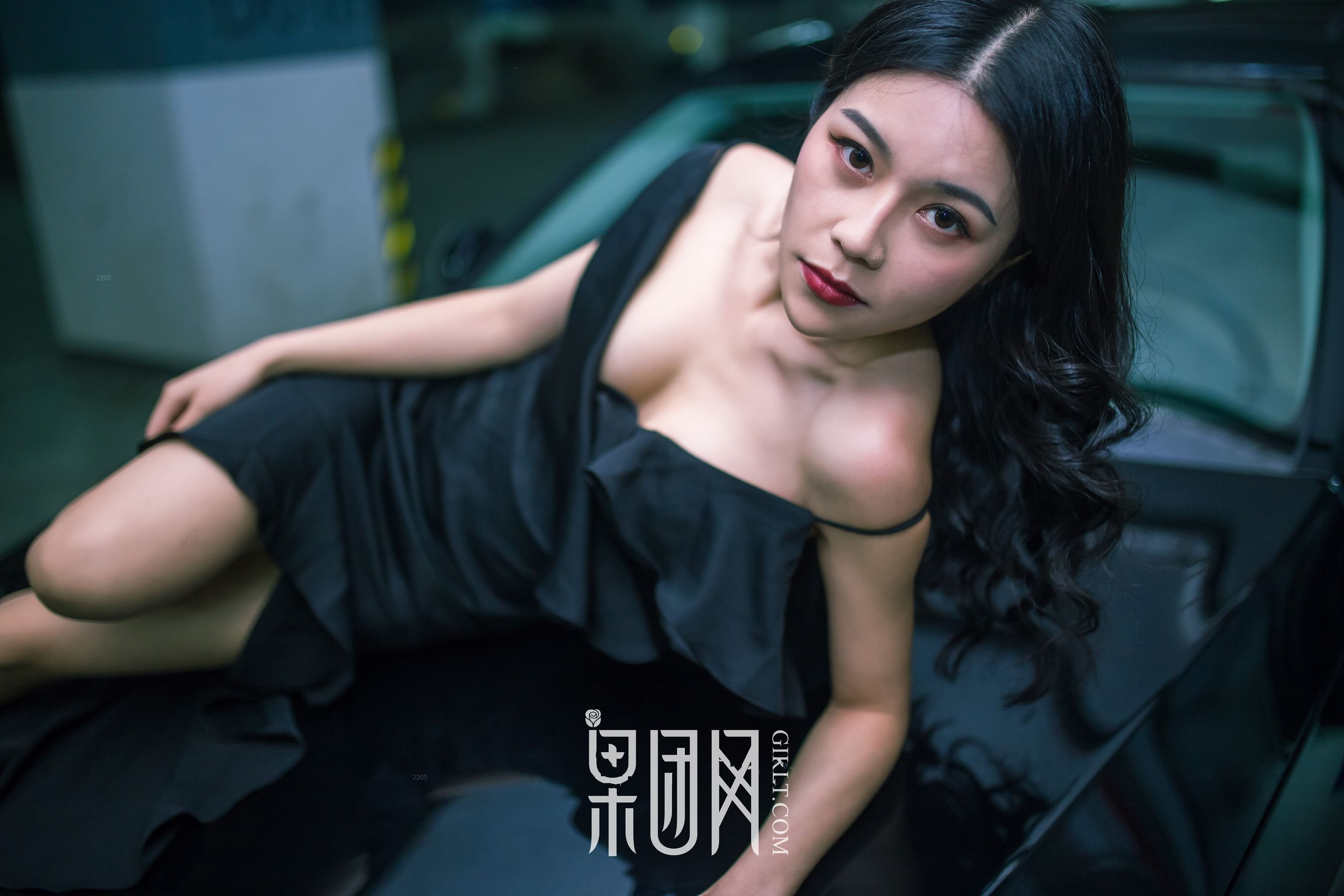 Weiwei Beauty VS luxury car, which one do you choose Fruit Group Girlt No. 107