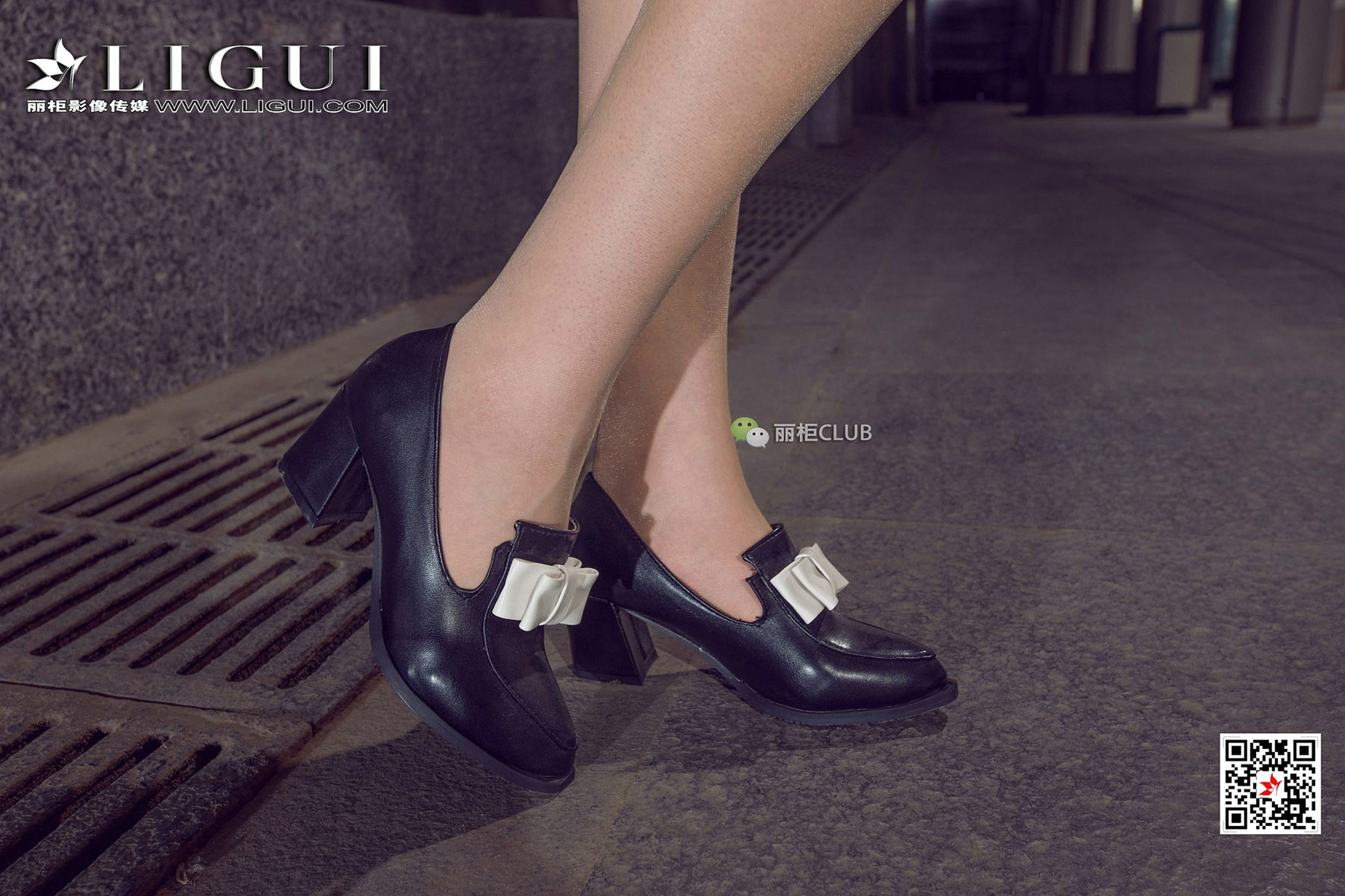 Model Yuner's Dress on the Street Shooting Beautiful Leg Foot Li Cabinel LIGUI